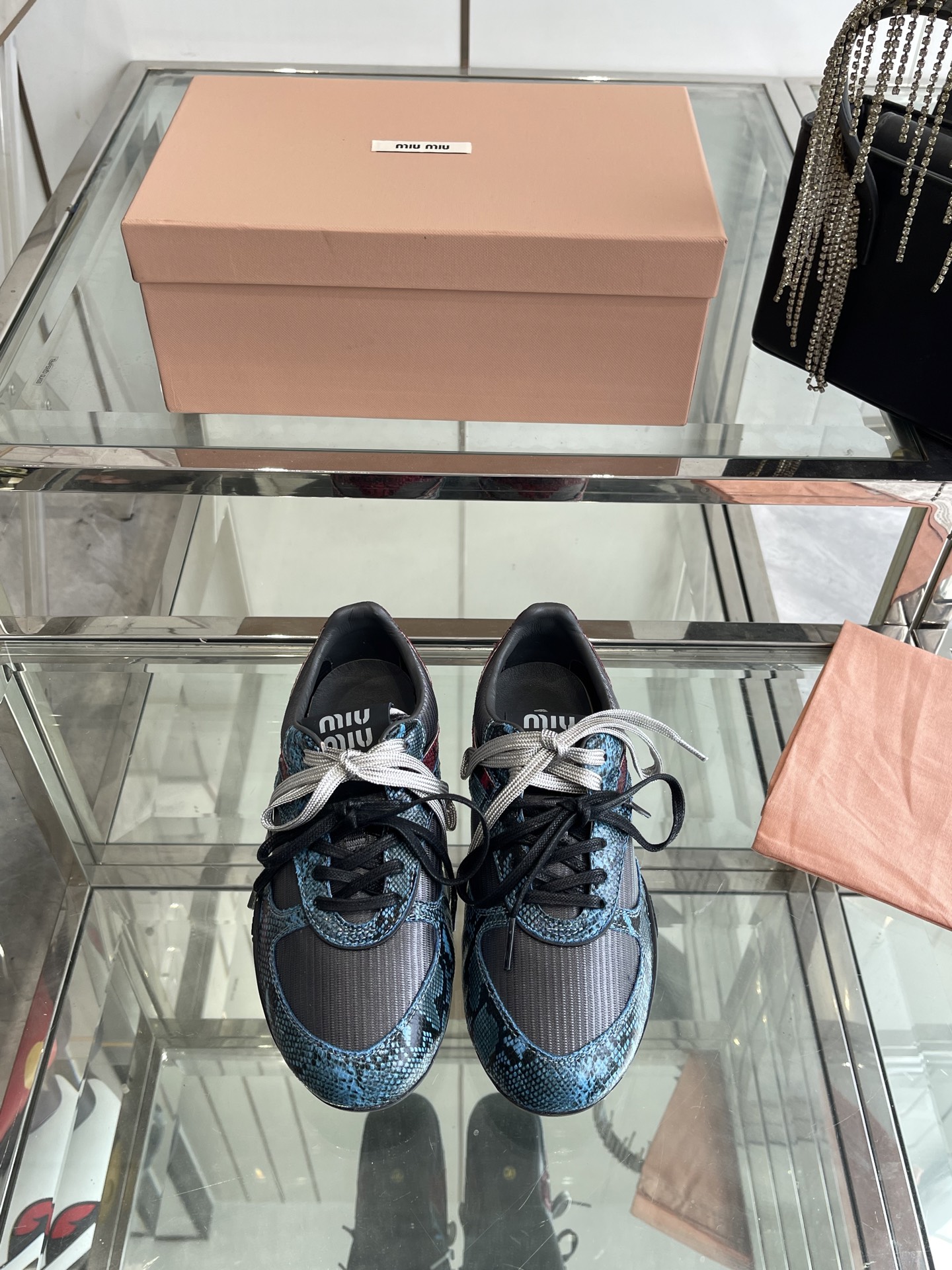 NO:240705,Miu Miu 25ss Spring and summer new show MiuMiuMiu German training shoes Casual shoes Show craftsmanship comes from the details of the Miu Miu series New season trend elements 1 Multiple collisions convey modern style ~ It looks good no matter how you wear it this summer fashionista favorite, it doesn't look very comfortable, it is super comfortable to wear Fabric Imported pair of breathable mesh cloth Inside imported terry cloth Original open molded sole Size 35-41 (40 41 customized), casual shoes/sports shoes, miumiu, sneakers19860909Miu Miu 25ss 春夏新款走秀MiuMiu 德训鞋 休闲鞋 秀场工艺来自Miu Miu系列的细节特写 新季的潮流要素一 多元对撞 传达现代风格~ 怎么穿都好看今夏时髦精最爱 看起来不怎么舒服 上脚超级舒服 面料 进口对版透气网布 内里进口毛巾布 原版开模大底 码数35-41（40 41定做）,休闲鞋/运动鞋,miumiu,sneakers,Women's Shoes