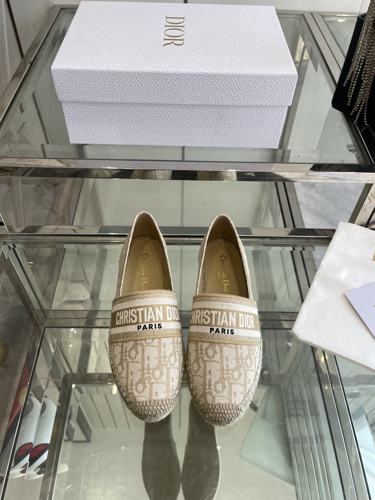 NO:240701,Purchase grade 25ss early spring new Dior Fisherman's shoes Classic l design can be said to be the main series in the past two years. Both bags, shoes and clothes are very popular. Counter synchronization, shipping packaging, original customization. All details are extremely accurate and strive for zero error. Number of codes 34-42 (34.41.42 custom-made, no return or exchange), fisherman's shoes, dior, dior, espadrilles19860909代购级 25ss早春新款 Dior 迪奥 渔夫鞋 经典l设计可谓是这两年主打系列 无论包包鞋子还是是衣服都非常的热门 专柜同步 发货包装 原版定制 各方面细节非常极致到位力求零误差 码数34-42（34.41.42订做不退不换）,渔夫鞋,dior,dior,espadrilles,Women's Shoes