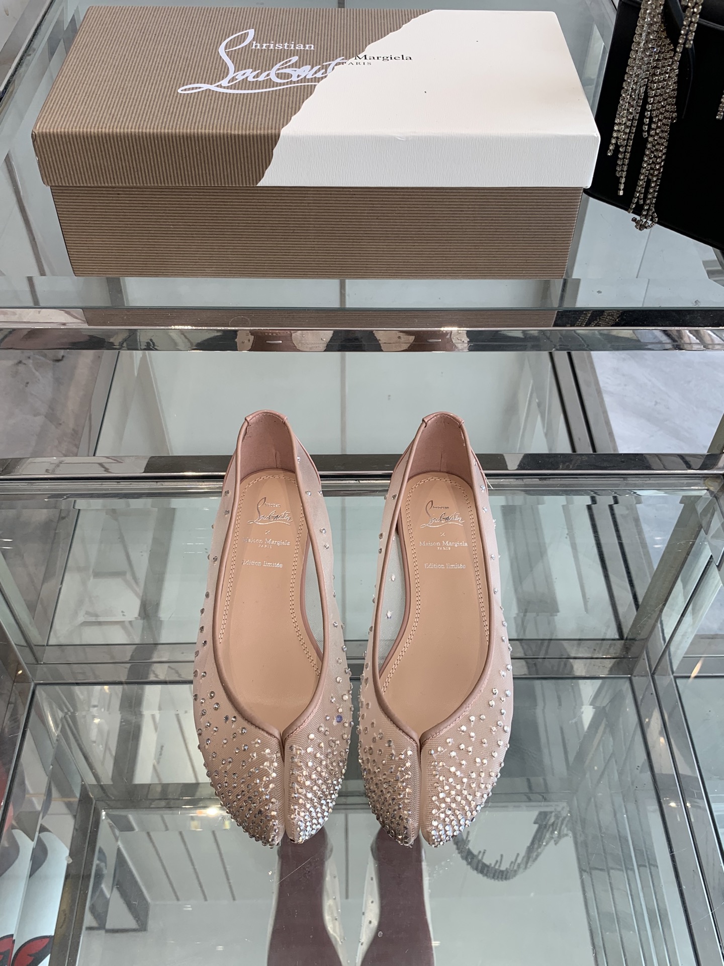 NO:240668,CL x Maison Margiela 25ss split-toe flat shoes Maison Margiela and Christian Louboutin launch their first joint shoe series Maison Margiela's iconic Tabi split-toe shoes, reinterpreting the classic split-toe design with its exquisite craftsmanship. It is made of two independent materials instead of traditional split-toe cutting technology, giving the shoe an elegant heart-shaped outline like the female clavicle lines. This design cleverly echoes the 