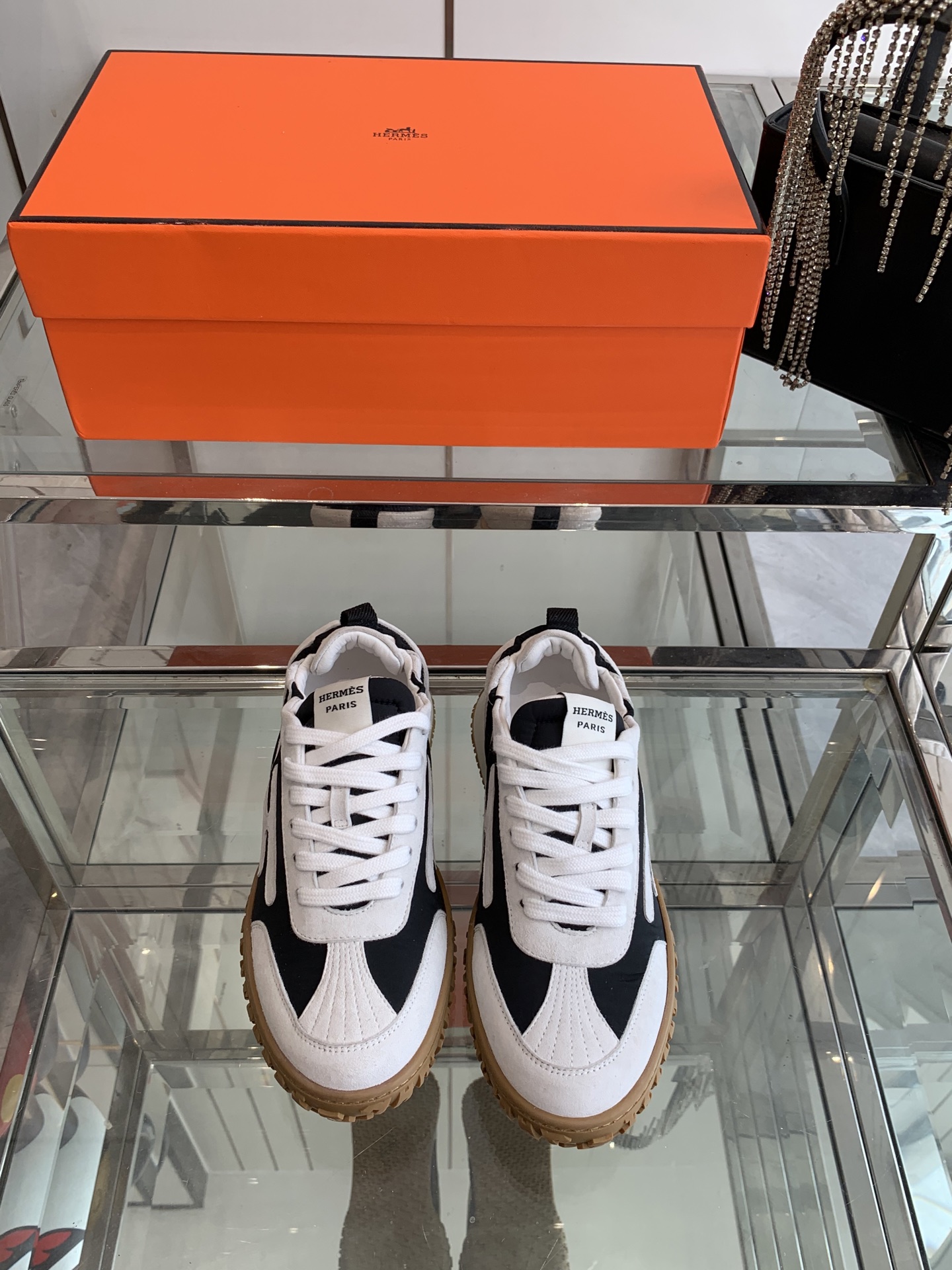 NO:240699,Women's style Hermes Jet series suede sneakers Couple style Original version debugging shoe style Strong overall inclusiveness Comfortable and lightweight on the feet, simple, atmospheric and versatile. Especially the classic H-side logo on the side, people can recognize this as Hermes' masterpiece at a glance. Hermes' jet series suede sneakers can be scored in terms of appearance and comfort. Excellent choice for daily commuting and leisure time all year round. It can show unique fashion charm anytime and anywhere. It demonstrates extraordinary taste. Original custom-made imported top-layer suede inside. Imported soft sheepskin Original mold-opening anti-slip rubber material. Size 35-46 (female 40, male 45  46 customized), casual shoes/sports shoes, hermes, hermes, sneakers, sheepskin, chamois leather19860909女款 男款 Hermes爱马仕 Jet系列麂皮运动鞋 情侣款 原版打版调试的鞋型 整体包容性强 上脚舒适轻便不挑脚 简约大气又百搭 特别是侧边的经典H侧标志,让人一眼就能认出这是爱马仕的杰作  Hermes爱马仕的jet系列麂皮运动鞋 无论是从颜值还是舒适度上上 都能打满分 一年四季日常通勤、休闲时光的绝佳选择 随时随地都能展现出独特的时尚魅力 彰显不凡品味 面料原版定制进口头层麂皮 内里 进口柔软羊皮 原版开模防滑橡胶材质 码数35-46（女40 男45 46定做）,休闲鞋/运动鞋,hermes,hermes,sneakers,sheepskin,chamois leather,Women's Shoes