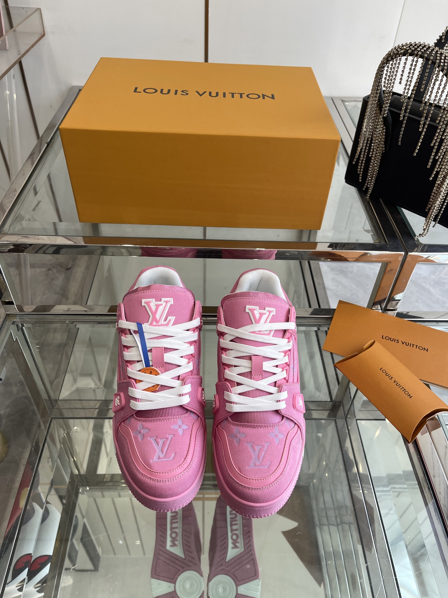 NO:240695,LV TARINE LV Vuitton L home sneakers skateboard shoes Couple style Original purchase and development Made this LV Trainer sneakers are made of cowhide leather to create complex uppers, which require hours of ingenious sewing to complete. The classic configuration is from Virgil Abloh, showing the inspiration of retro basketball shoes Fabric: Original custom-made top layer cowhide Inner: Original custom breathable net Outsole: Original open-mode two-color TPU combination sole Size 35-44, casual shoes/sports shoes, louis vuitton, louis vuitton, louis vuitton, louis vuitton, louis vuitton, sneakers, cowhide19860909LV TARINE路易威登L家运动鞋 滑板鞋 情侣款 原版购入开发 做货 本款LV Trainer 运动鞋选用牛皮革塑造繁复鞋面,需要数小时的匠心缝制方可完成.经典构型出自 Virgil Abloh 之手,展现复古篮球鞋的灵感启发 面料: 原版定制头层牛皮 内里: 原版定制透气网里 大底: 原版开模双色TPU组合大底 码数35-44,休闲鞋/运动鞋,louis vuitton,louis vuitton,louis vuitton,sneakers,cowhide,Women's Shoes