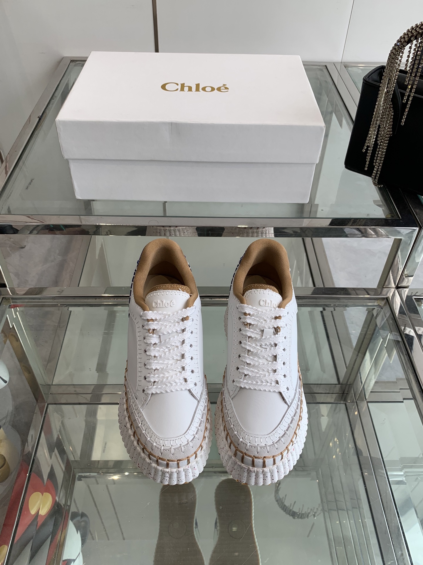 NO:240689,Chloe 2025 spring and summer counters simultaneously launched new sports shoes. Since the entire fashion circle, it has become popular in various colors and models. This fabric uses imported cowhide leather, which is refreshing and breathable, and does not stew the feet. Fashionable and simple style. Goddess loves it. Beautiful. Ultra-light rubber foam vacuum sole is so comfortable that it is 35-41 (customized for 40 41), casual shoes/sports shoes, chloe, loewe, sneakers, cowhide19860909Chloe 蔻依 2025春夏专柜同步上市新款运动鞋 风靡整个时尚圈以来 多色多款 这款面料使用进口牛皮质地清爽透气不焖脚 时尚简约范儿 女神都爱 美翻啦 超轻橡胶发泡抽真空大底舒适得不要不要的码数35-41（40 41订做）,休闲鞋/运动鞋,chloe,loewe,sneakers,cowhide,Women's Shoes