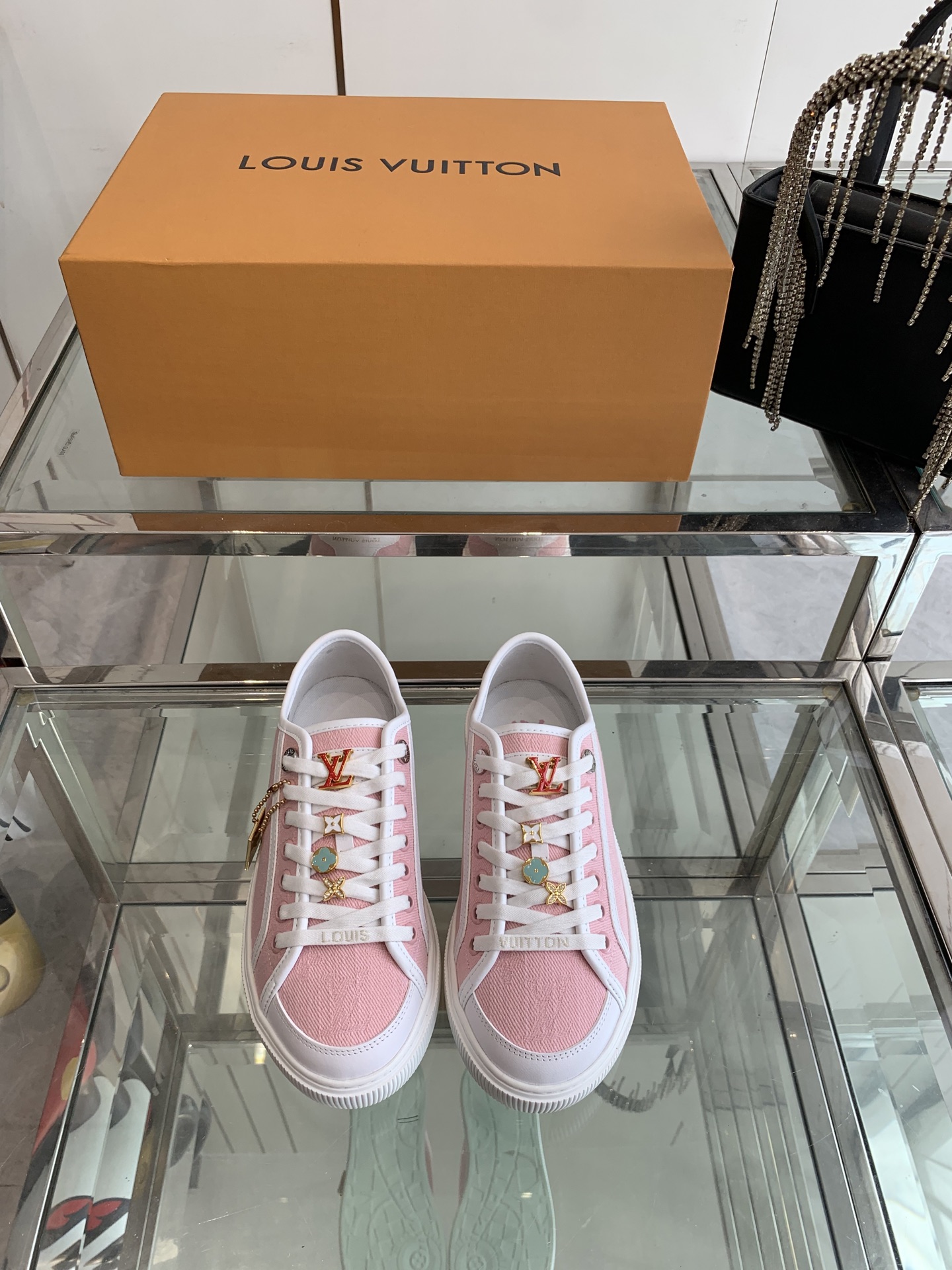 NO:240706,Louis Vuiton 2025ss new LV Lagoon series denim embossed presbyopia shoes skateboard shoes casual sneakers original purchase and development of whole pair of shoes purchased Zp development and creation, all customized materials, exclusive mold opening sole, details are shipped together, and even the packaging is the same as the genuine one. Size 35-45 (for women 40, for men 45 customization), casual shoes/sports, louis vuitton, louis vuitton, louis vuitton, louis vuitton, sneakers19860909Louis Vuiton路易威登 2025ss新款 LV Lagoon系列丹宁牛仔布压花老花帆布鞋滑板鞋休闲运动鞋 原版购入开发做货整双鞋子采购Zp开发打造,全部定制材料,独家开模大底,细节全部对版出货,连包装也做到跟正品一样.码数35-45（女40 男45定做）,休闲鞋/运动鞋,louis vuitton,louis vuitton,louis vuitton,sneakers,Women's Shoes