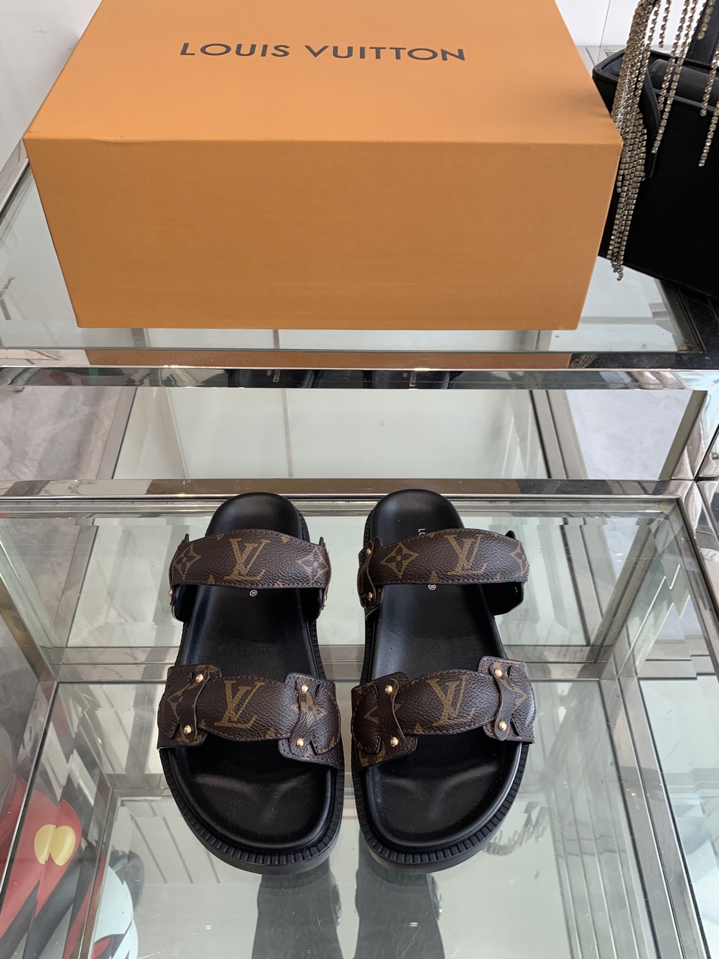 NO:240693,LV 2025ss Spring and Summer New Sandals Full of Beach Style Original Open-Model LV Metal Logo Decorative Upper Cowhide Custom imported jacquard fabric/original presbyterian leather Water-dyed sheepskin inner three-layer combination sole (water table   wear-resistant velvet   rubber sole) Size 35-46 (for women 40 men 45 46 customized), slippers sandals, louis vuitton, sandals, slippers, cowhide, sheepskin19860909LV 2025ss春夏新款凉鞋 满满的沙滩风情 原版开模LV金属logo装饰鞋面牛皮 定制进口提花布料/原版老花皮料 水染羊皮内里三层组合大底 (水台 耐磨绒 橡胶底) 码数35-46（女40 男45 46定做）,拖鞋凉鞋,louis vuitton,sandals,slippers,cowhide,sheepskin,Women's Shoes