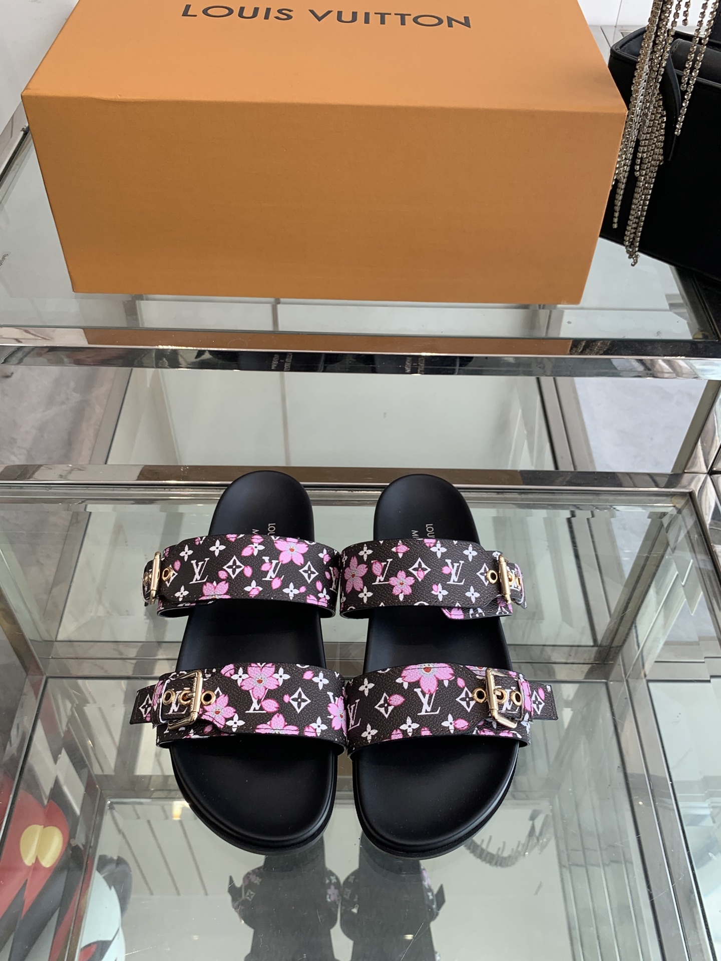 NO:240691,LV2025 spring and summer new slippers belt buckle adjustable elastic design Full beach style Original open mold LV metal logo decorative upper cowhide custom imported jacquard fabric/original presbyterian leather Water-dyed sheepskin inner three-layer combination sole (water table   wear-resistant velvet   rubber sole) Size 35-46 (for women 40 men 45 46 customized), sandals, louis vuitton, sandals, slippers, cowhide, sheepskin19860909LV2025春夏新款拖鞋皮带扣子可调松紧的设计 满满的沙滩风情 原版开模LV金属logo装饰鞋面牛皮 定制进口提花布料/原版老花皮料 水染羊皮内里三层组合大底 (水台 耐磨绒 橡胶底) 码数35-46（女40 男45 46定做）,凉鞋,louis vuitton,sandals,slippers,cowhide,sheepskin,Women's Shoes