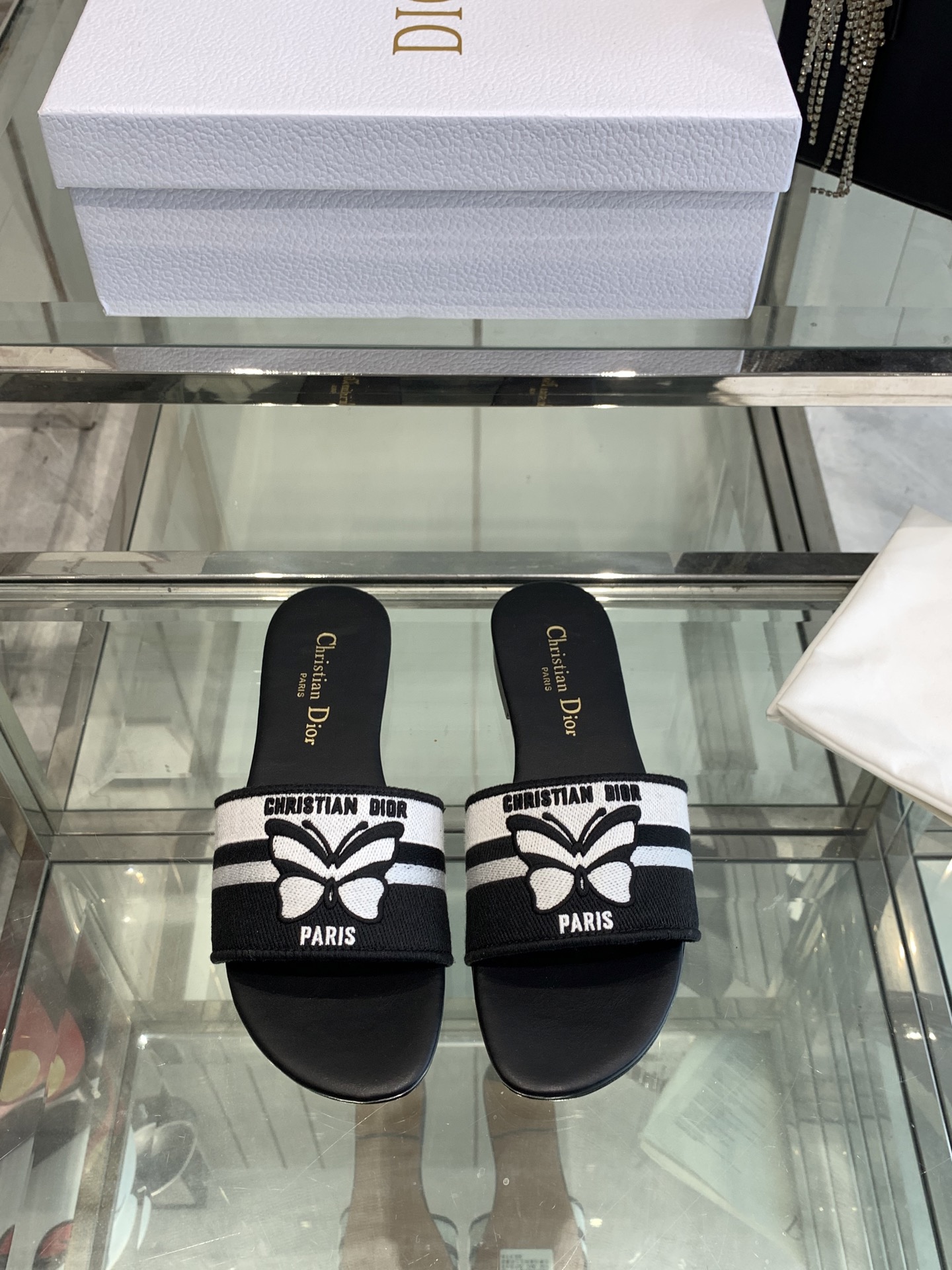NO:240698,Dior embroidery, letter slippers, spring and summer vacation series, three-dimensional embroidery, LOGO letter flat slippers, full of princess style, charming retro beauty; the upper adopts Toinle deJouy pattern, high-density embroidery craftsmanship, original one to one, inner cowhide, genuine leather sole, size 35-41 (40 41 custom made), slippers, dior, slippers, cowhide19860909Dior 刺绣 字母拖鞋爆款 春夏度假系列 立体刺绣LOGO字母平底拖鞋 公主范十足 迷人的复古美感；鞋面采用Toinle deJouy 图案高密度刺绣工艺原版一比一 内里牛皮里 真皮底 码数35-41（40 41定做）,拖鞋,dior,slippers,cowhide,Women's Shoes