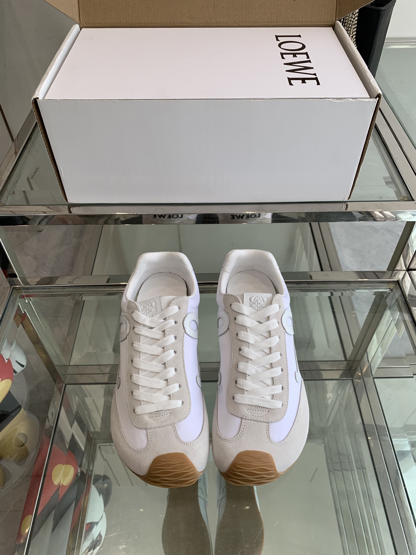 NO:240694,LOEWE 25ss latest catwalk model Ballet Runner 2.0 couples ballet casual sports shoes German training shoes Nylon and cowhide leather sports shoes Asymmetric toe design, sock-like internal structure Light rubber outsole extends to toe shoe fabric Original custom imported toe layer cowhide inner imported soft sheepskin   net sole Original open mold anti-slip rubber material Sole Thickness Increase height 2.5CM Size 35-45 (for women 40, for men 45), casual shoes/sports shoes, loewe, loewe, sneakers, cowhide, sheepskin19860909LOEWE 罗意威 25ss最新走秀款 Ballet Runner 2.0情侣款 芭蕾 休闲 运动鞋 德训鞋 尼龙和牛皮革运动鞋 不对称鞋头设计、袜状内部结构 轻盈橡胶外底延伸至鞋头 面料 原版定制进口头层牛皮 内里 进口柔软羊皮 网里 鞋底 原版开模防滑橡胶材质 底厚 增高2.5CM 码数 35-45（女40 男45定做）,休闲鞋/运动鞋,loewe,loewe,sneakers,cowhide,sheepskin,Women's Shoes