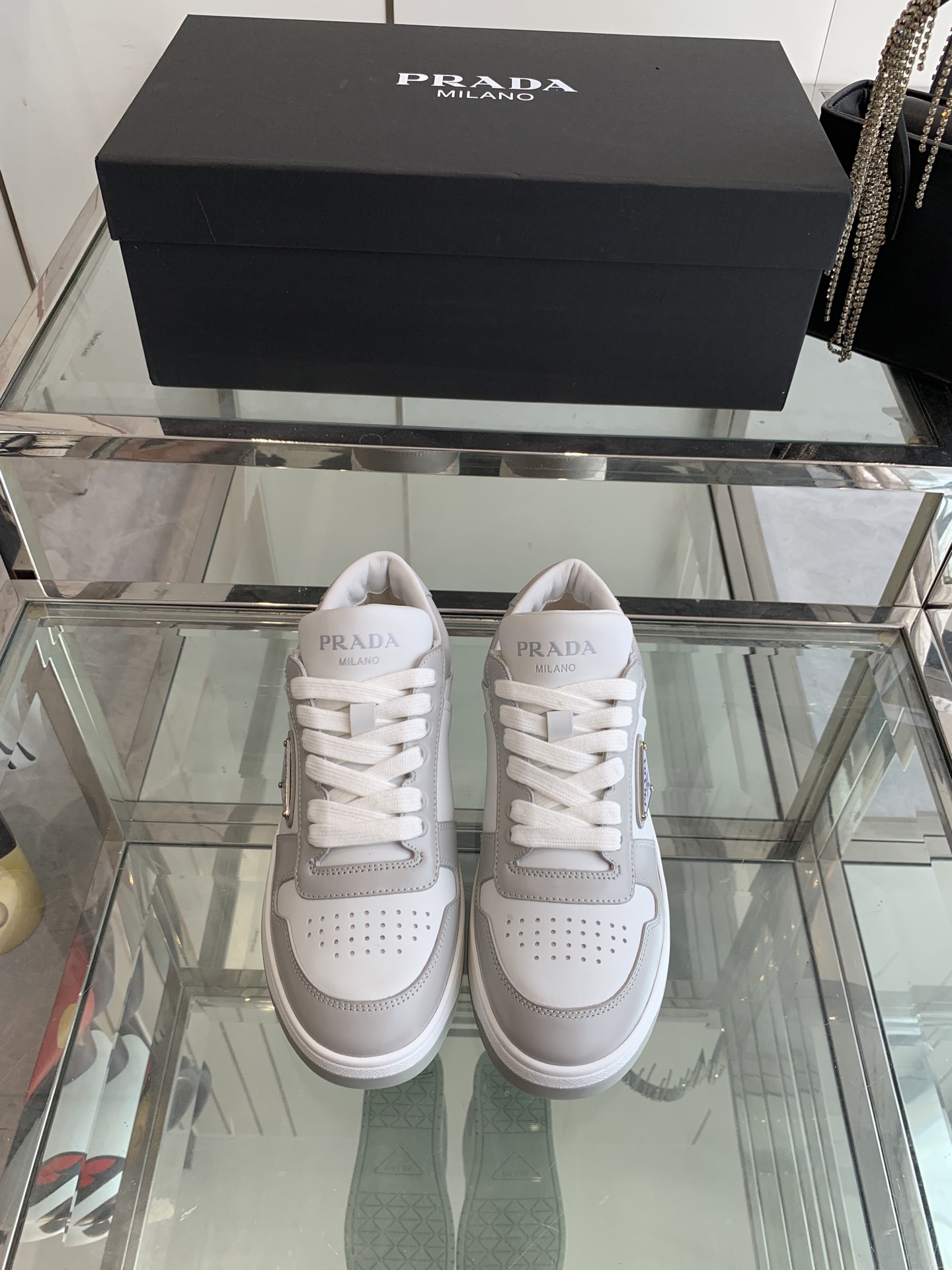 NO:240687,Women, men's Prada Prada New casual sneakers, board shoes, couples' top original 1:1 version, can be compared with any version of the market, all customized materials, exclusive mold opening sole, details are shipped together, even the packaging is the same as the genuine imported cowhide/skin bead upper, original hardware buckle, cowhide inner footbed, original TPU sole, size: 35-45 (for women 40, for men 45 customization), casual shoes/sports, prada, prada, sneakers, cowhide19860909女 男Prada 普拉达 新款休闲运动鞋 板鞋 情侣款顶级原版1:1版本 可对比市场任意版本 全部定制材料 独家开模大底 细节全部对版出货 连包装也做到跟正品一样进口牛皮/开边珠鞋面 原版五金扣 牛皮内里垫脚 原版TPU大底 码数: 35-45（女40 男45订做）,休闲鞋/运动鞋,prada,prada,sneakers,cowhide,Women's Shoes