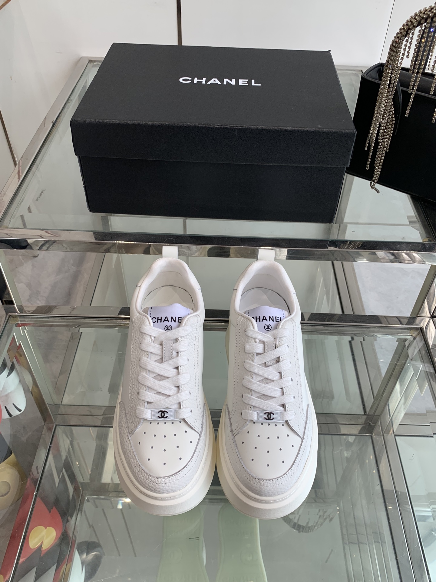 NO:240690,CHANEL Chanel 25ss spring and summer new style, thick-soled casual sports shoes, major bloggers social daily promotion, this season's new style is simply closed, looks great on the feet, casual casual sports style, cool and natural, interpreting Chanel's fashionable feminine temperament. Overall customization makes all sports models on the market at that time obsolete. The upper is made of custom imported lychee pattern calfskin/custom matte matte calfskin inner lining original custom mesh cloth hardware accessories original full set of mold opening (not generalized in the market) original custom mold opening TPU combination sole Height 4cm Size 35-40 (40 custom made), casual shoes/sports, chanel, chanel, sneakers, cowhide19860909CHANEL香奈儿 25ss春夏新款 厚底休闲运动鞋  各大博主社交日推款,这季新款简直闭眼入 上脚巨好看 率性的休闲运动风 飒爽又自然,演绎香奈儿的时髦女性气质 整体定制令当时市面上的所有运动款变得过时 鞋面采用定制进口荔枝纹小牛皮/定制磨砂小牛皮 内里 原版定制网布 五金配件 原版全套开模 (非市场通用) 原版定制开模TPU组合大底 高度4cm 码数35-40（40定做）,休闲鞋/运动鞋,chanel,chanel,sneakers,cowhide,Women's Shoes