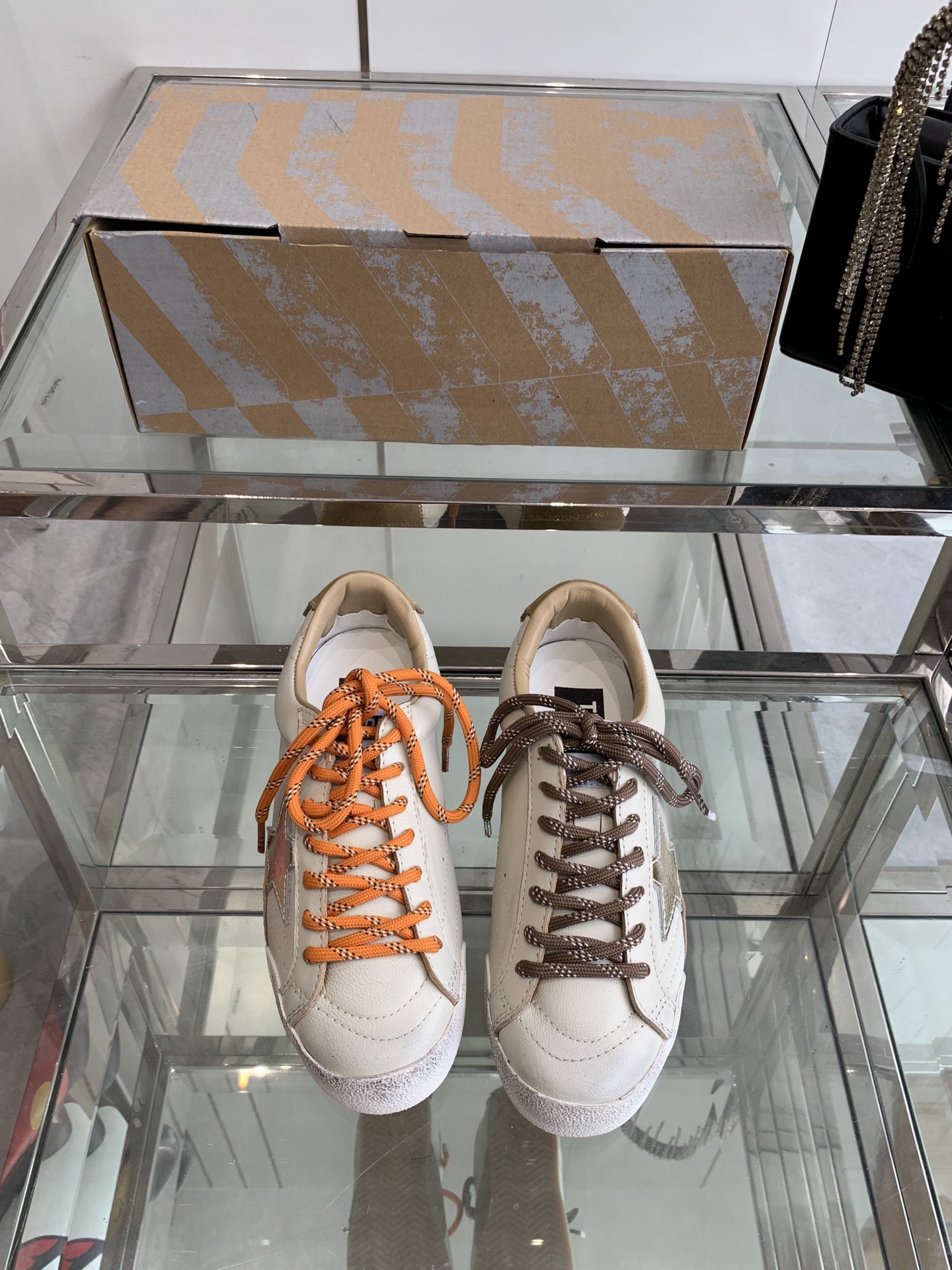 NO:240692,Women 230 men GGDB Golden Goose 25ss new German training shoes. The best version of the couple model in the entire network is not convinced. I will compare ggdb classic couple model small dirty shoes~~ To the extent of the redness, I will be against the white shoes. Various small dirty shoes are worn down. Celebrity private servers are so versatile. I don’t have to worry about the problem of washing shoes anymore. The upper is original customized cowhide (the essence of old making) inner towel   cowhide foot pad original mold opening 3.5cm high-rise latex insole irregularly polished to make torn upper. Even the soles are polished and worn. Size 35-40 men 39-45 (women 40 men 45 custom made), casual shoes/sneakers, cowhide19860909女230 男GGDB Golden Goose 25ss新款德训鞋 情侣款全网最好版本不服来比 ggdb经典情侣款小脏鞋~~火红程度上怼小白鞋 下踩各类小脏鞋 明星私服上脚示范 就是这么百搭 再也不用担心洗鞋的问题啦 鞋面原版定制牛皮（做旧精髓所在） 内里毛巾 牛皮垫脚原版开模3.5cm内增高乳胶鞋垫 不规则手工打磨做破鞋面 就连鞋底也是打磨做旧的 码数女35-40 男39-45（女40 男45定做）,休闲鞋/运动鞋,sneakers,cowhide,Women's Shoes