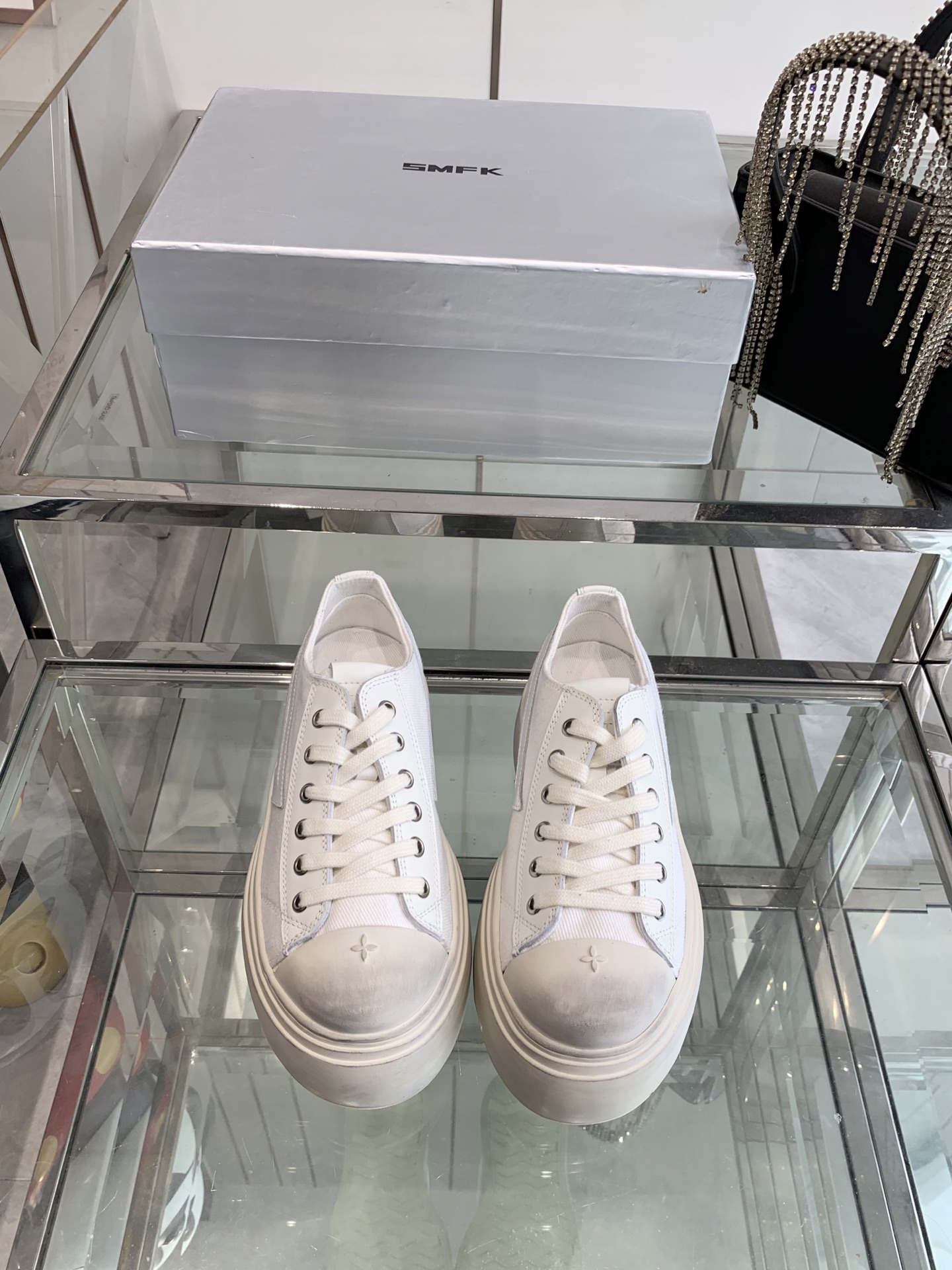 NO:240696,SMFK 25ss Spring and Summer New Cross Flower Thick-soled Casual Shoes The new work inherits the popular elements of many brands and is bound to be popular. Canvas casual shoes are super cool, dark and versatile. Made of high-density breathable canvas. It is equipped with a comfortable and moderate-high thickness. Details also ensure that it is safe and easy to displace. Original imported cowhide/customized canvas inner foot pads imported sheepskin original open molded cross-shaped rubber sole. Sole thickness 5CM: 35-40 (40 custom made), casual shoes/sneakers, cowhide, sheepskin19860909SMFK 25ss春夏新款 十字花 厚底休闲鞋 新作继承了诸多品牌制胜的流行元素 势必大热 帆布休闲鞋 超级酷 黑暗百搭风 采用高密度透气帆布而成 配有高度适中的舒适厚底 细节还确保穿着稳妥不易移位 面料原版进口牛皮/定制帆布内里垫脚进口羊皮原版开模十字花成型橡胶大底 底厚5CM 码数:35-40（40定做）,休闲鞋/运动鞋,sneakers,cowhide,sheepskin,Women's Shoes