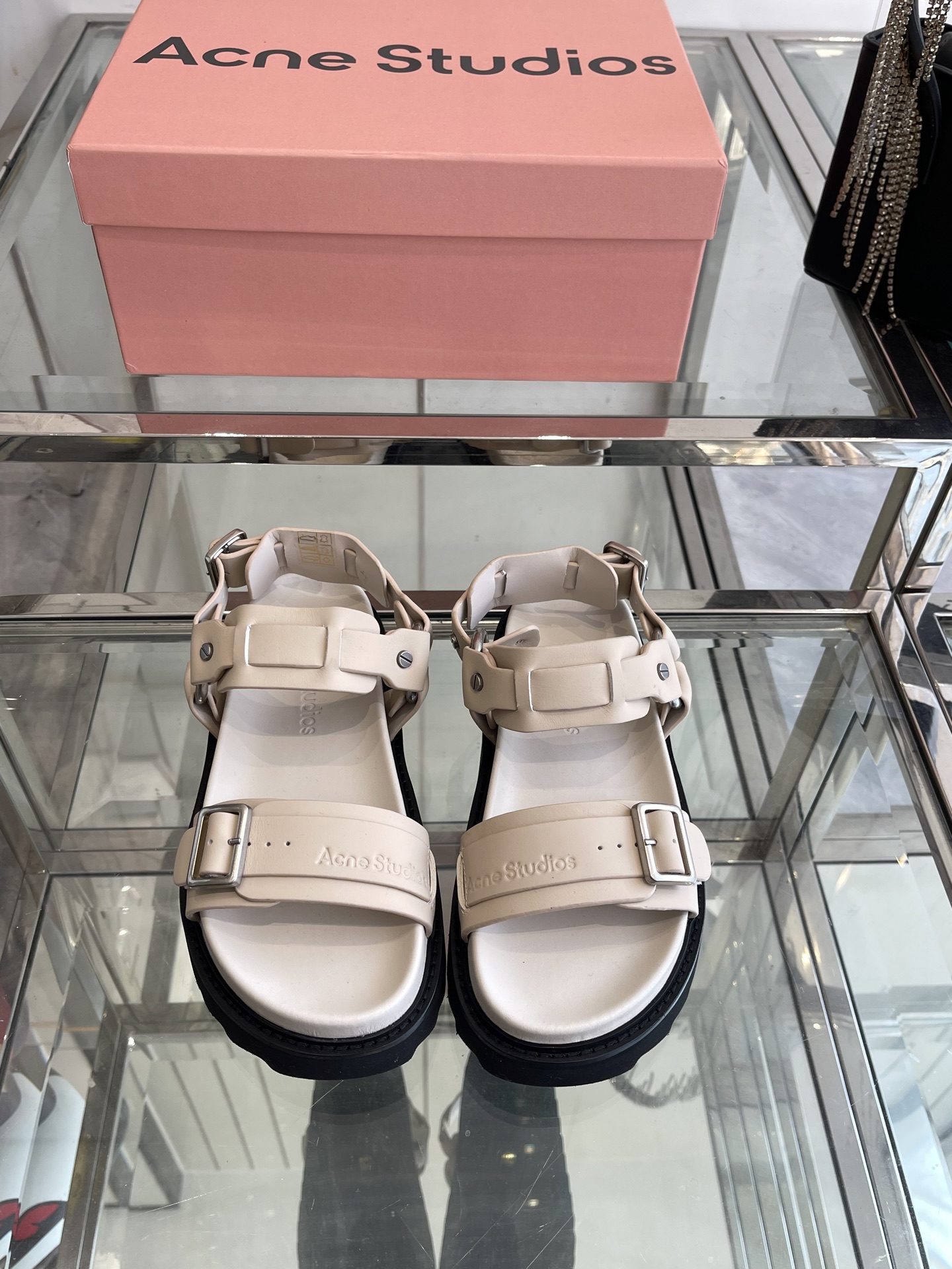 NO:240678,Acne Studios Spring and summer new products, thick-soled sandals, a lot of internet celebrity fashion bloggers plant grass, must-have sandals in summer, simple design, upper logo imprint, all highlight the brand tuning, foamed sole is super light, very comfortable to put on, original fabric cowhide, inner mixed-bred sheepskin original molded foamed sole size 35-40 (customized for 40), sandals, acne studios, dior, sandals, cowhide, sheepskin19860909Acne Studios 春夏新品 厚底凉鞋 超多网红时装博主种草 夏天必备凉鞋 简约的设计 鞋面logo压印 无不彰显品牌调调 发泡大底超级轻 上脚非常舒适 面料原版牛皮 内里混种羊皮原版开模发泡大底码数35-40（40定做）,凉鞋,acne studios,dior,sandals,cowhide,sheepskin,Women's Shoes