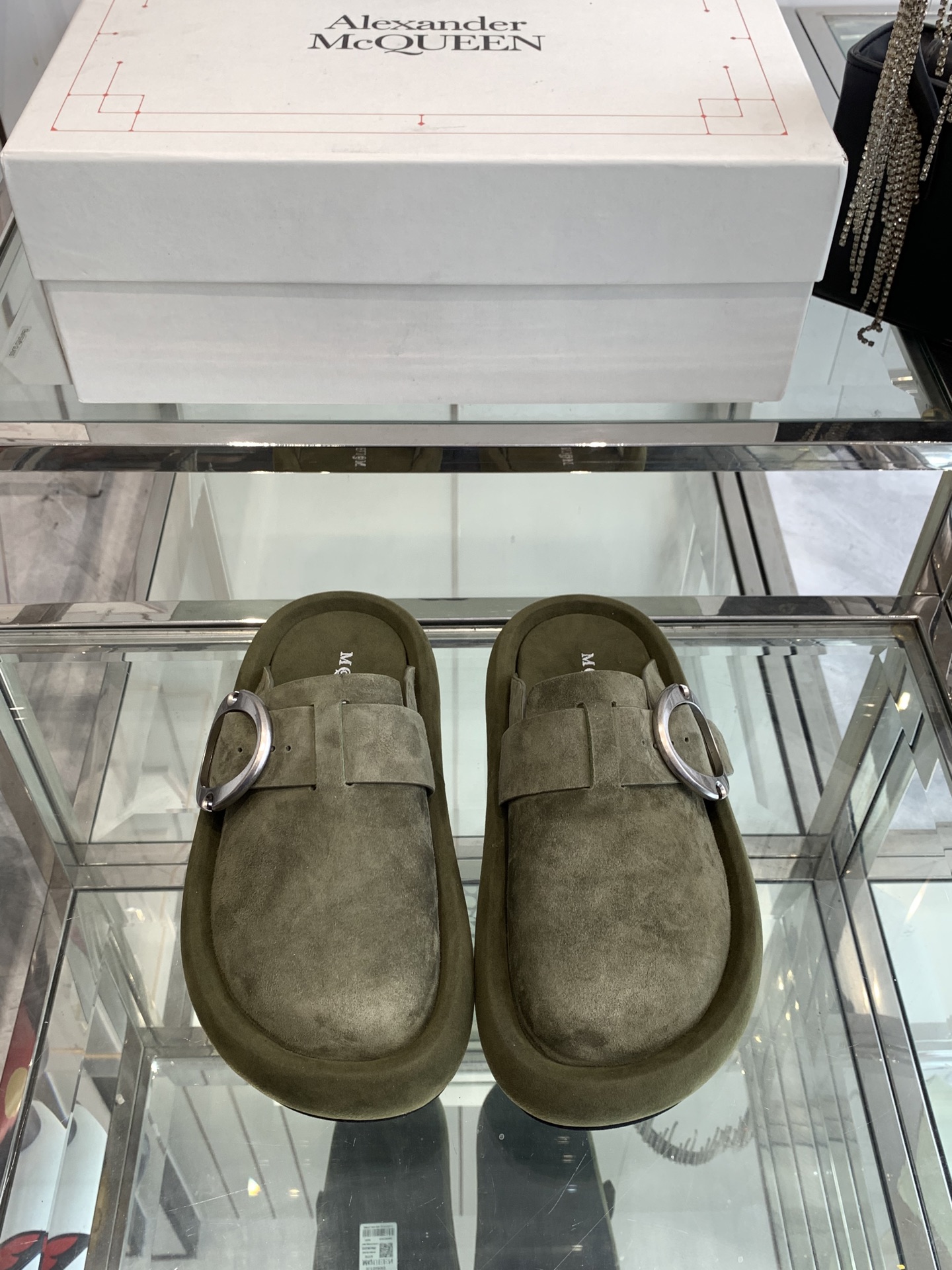 NO:240685,Alexander Mcqueen 25 Spring and Summer New Retro Big-headed Baotou Drag Birkendo The first time I saw this shoe was inconspicuous, it was simple without too much decoration, but it was a bit retro, cute and cute, and casually matched!  The consistent minimalist style, without any logo embellishment, the whole pair of shoes seems simple, but the process is difficult. It uses a full leather cover lasting process, made by a master. There is not much production capacity in one day, and it is comfortable, soft and skin-friendly to wear on your feet. You can't worry about the feeling of your feet. It is necessary to wear it. If you don't wear it, you don't want to take it off. If you have high requirements for foot feeling, it is simple and versatile. The fabric is imported calf reverse leather. The touch is delicate and soft. The inner imported calf leather midsole foot mattress is all imported calf leather. The original open mold rubber sole is non-slip and wear-resistant. The size is 35-40 (40 customized), semi-torch, cowhide19860909Alexander Mcqueen 25 春夏新款复古大头包头拖 勃肯拖 第一眼看到这个鞋子感觉不起眼,没有过多的装饰很简单 但带有点复古味呆萌可爱随意搭配都好看！一贯极简风格,没有任何logo点缀, 整双鞋子看似简单其实工艺很难,采用全真皮套楦制作工艺,出自老师傅制作 一天下来产能不多超级废料,上脚裸穿舒适柔软亲肤,脚感方面完全不可担心 好穿是必须的,穿若无穿的上脚体验,穿上就不想脱的款,对脚感要求高的闭眼入它简约百搭款~ 面料进口小牛反皮 手感细腻柔软 内里进口小牛皮中底脚床垫脚都采用进口小牛皮 大底 原版开模橡胶大底防滑耐磨 码数35-40（40订做）,半拖,cowhide,Women's Shoes