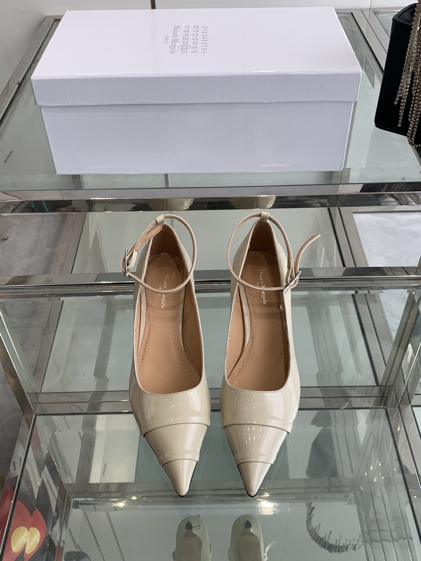 NO:240681,Maison Martin Margiela MM6 Maison Margiela 25ss new style fairy style high heels original purchase All materials are the same as the original!  Sweet and salty, super comfortable to wear, good-looking and fashionable, imported beef patent leather upper, inner lining, imported genuine leather outsole from Italy, size 35-40 (40 customized), single shoes, masion margiela, masion margiela, high heels, sheepskin, Leather soles19860909Maison Martin Margiela MM6 马吉拉25ss新款 仙女风高跟鞋 原版购入 所有的材质都与原版一致！ 可甜可咸 上脚超级舒服 好看时尚 鞋面进口牛漆皮 内里羊皮内里 意大利进口真皮大底 码数35-40（40定做),单鞋,masion margiela,masion margiela,high heels,sheepskin,Leather soles,Women's Shoes