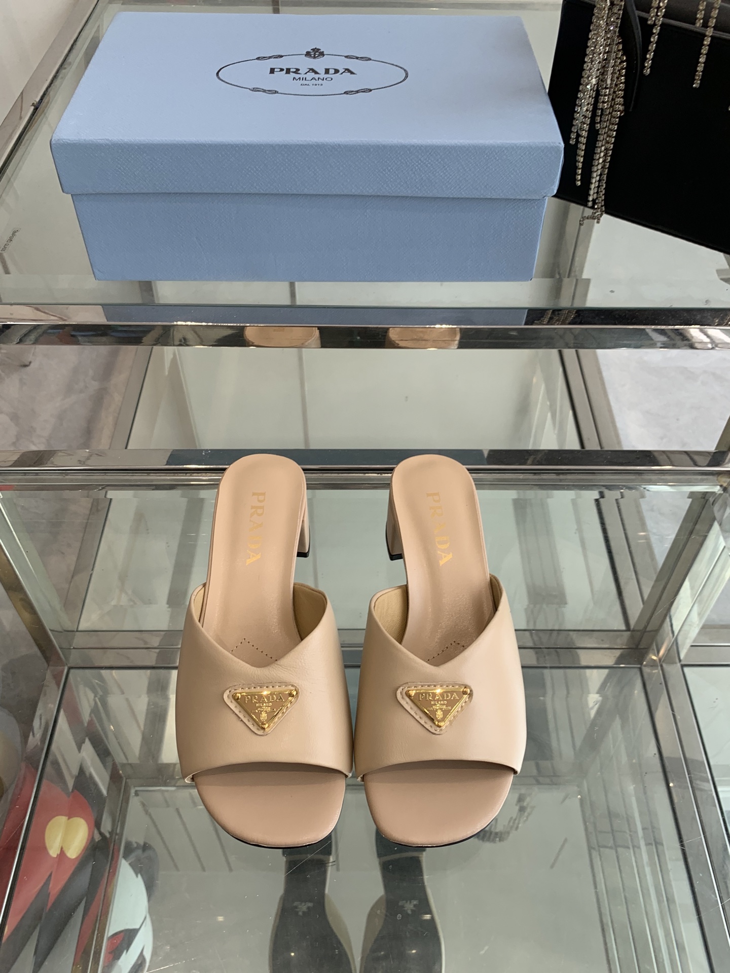NO:240675,PRADA Spring and summer new triangle square-toe thick heel slippers Top quality imported cowhide upper, original sheepskin inner lining, heel height 3.5cm imported leather outsole size 35-40 (custom made of 40), slippers, prada, prada, slippers, cowhide, sheepskin, Leather soles19860909PRADA 普拉达 春夏新款三角标方头粗跟拖鞋 顶级品质 鞋面进口牛皮面 内里原版羊皮内里 跟高3.5cm 进口真皮大底 码数35-40（40定做）,拖鞋,prada,prada,slippers,cowhide,sheepskin,Leather soles,Women's Shoes
