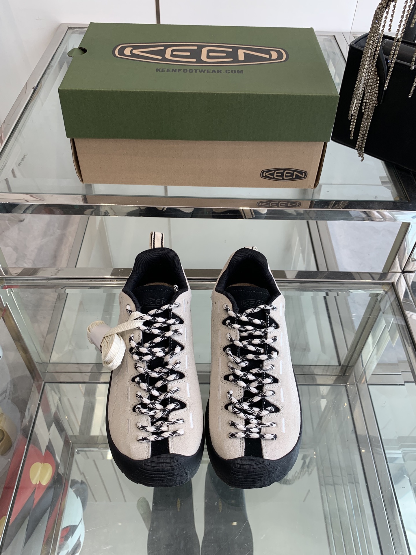 NO:240666,Keen Cohen Niche trendy brand 25ss Spring and Summer New Jasper Mountain Series Ugly Cute Outdoor Shoes Hiking Shoes Japanese Street Retro Ugly Shoes That Can Walk 200% Eyes Ugly Cute, It's so good to wear! The body of cowhides is good, breathable and comfortable. It's right to choose hiking citywalk. The sole is soft enough and has good elasticity. The original replacement shoelaces are delivered with colorful uppers. The upper is imported from Niujing. The inner foot pad breathable net. The sole is original customized rubber outsole. Size 35-39 (40 customized), casual shoes/sports shoes, sneakers, cowhide19860909Keen 科恩 小众潮牌 25ss春夏新款 Jasper山系 丑萌 户外鞋 登山鞋 日系街头复古风 可以暴走2w步的丑鞋 第一眼丑萌丑萌,一上脚真香! 牛皮鞋身的包裹性hin好,透气舒适 徒步登山 citywalk选它准没错 鞋底足够软,回弹性不错 配送原版替换鞋带 多姿多彩 鞋面采用原版进口牛京 内里垫脚透气网 鞋底原版定制橡胶大底 码数35-39（40定做）,休闲鞋/运动鞋,sneakers,cowhide,Women's Shoes