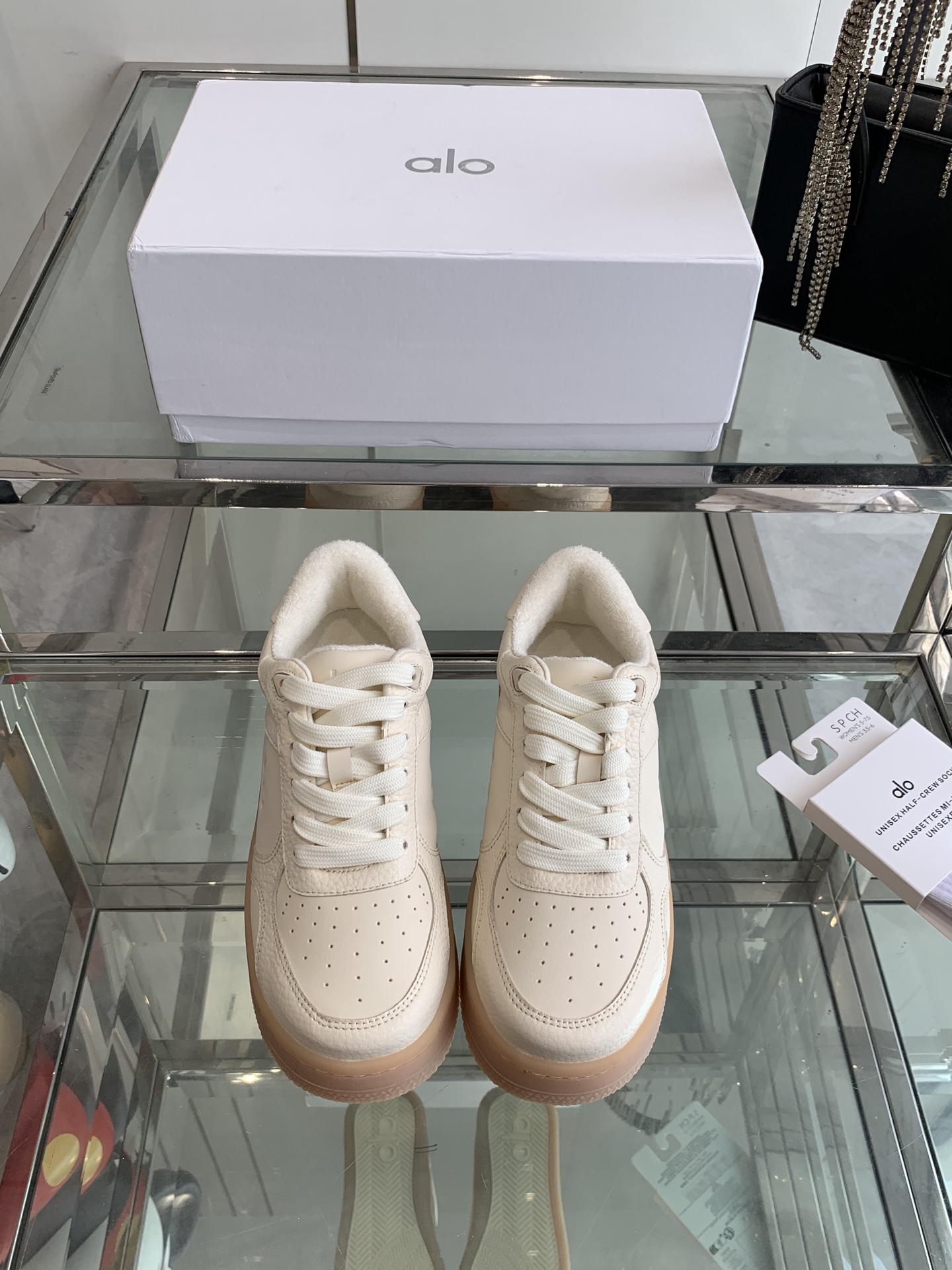 NO:240686,ALO niche trendy brand, the latest hot 25ss spring and summer, panda color matching, thick sole, white shoes, casual sports shoes, this alo understands girls better than Nike!  Super versatile!  And super comfortable!  It's a thick bottom but it's not heavy at all on the feet!  Very lightweight!  It looks better when putting on socks!  And it is recommended by celebrities. It is a model that increases your legs and makes your legs look thinner!  Super suitable for us small girls~ The overall shoe is also a classic color-blocking contrasting design with the delicate leather texture on the upper. The fabric is made of original imported cowhide, breathable towel velvet inside, heel height 4cm, original open mold-on-slip rubber material, size 35-40 (40 custom made without return), casual shoes/sports shoes, sneakers, cowhide19860909ALO 小众潮牌 25ss春夏最新爆款 熊猫拼色 厚底 小白鞋 休闲 运动鞋 这款alo比耐克更懂女生！上脚超级百搭！而且超级舒适！是厚底款但是上脚一点都不沉重！非常轻便！套上袜套搭配更好看！而且还是明星同款推荐～上脚增高显腿细！超级适合我们小个子女生～ 鞋子整体也是经典的拼色撞色设计搭配鞋面细腻的真皮纹路肌理感 面料采用原版进口头层牛皮 内里透气毛巾绒里 跟高4cm 鞋底原版开模防滑橡胶材质 码数35-40（40定制不退换）,休闲鞋/运动鞋,sneakers,cowhide,Women's Shoes