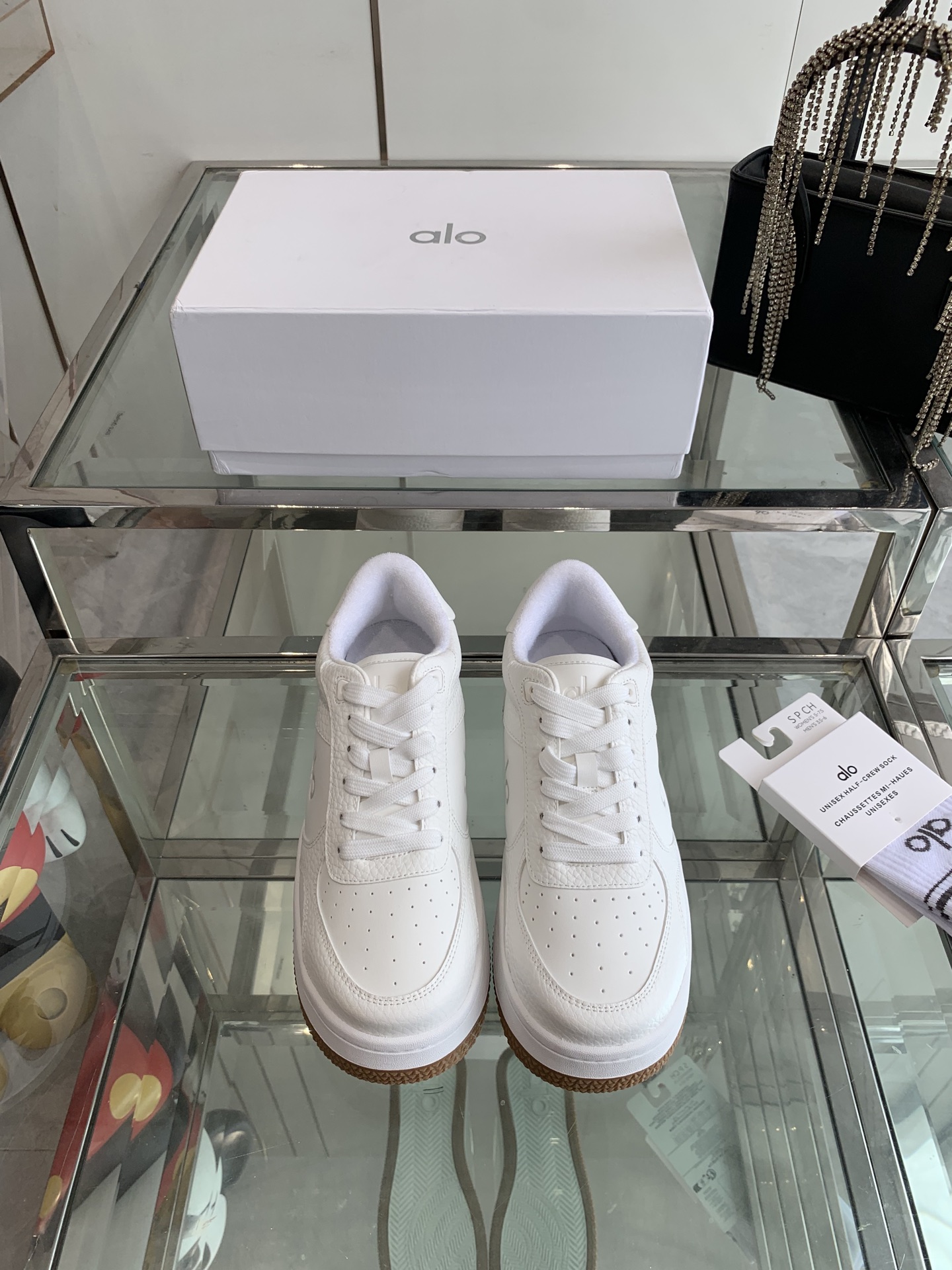 NO:240660,ALO niche trendy brand, the latest hot 25ss spring and summer, panda color matching, thick sole, white shoes, casual sports shoes, this alo understands girls better than Nike!  Super versatile!  And super comfortable!  It's a thick bottom but it's not heavy at all on the feet!  Very lightweight!  It looks better when putting on socks!  And it is recommended by celebrities. It is a model that increases your legs and makes your legs look thinner!  Super suitable for us small girls~ The overall shoe is also a classic color-blocking contrasting design with the delicate leather texture on the upper. The fabric is made of original imported cowhide, breathable towel velvet inside, heel height 4cm, original sole open mold-proof rubber material, size 35-40 (40 customized), casual shoes/sports shoes, sneakers, cowhide19860909ALO 小众潮牌 25ss春夏最新爆款 熊猫拼色 厚底 小白鞋 休闲 运动鞋 这款alo比耐克更懂女生！上脚超级百搭！而且超级舒适！是厚底款但是上脚一点都不沉重！非常轻便！套上袜套搭配更好看！而且还是明星同款推荐～上脚增高显腿细！超级适合我们小个子女生～ 鞋子整体也是经典的拼色撞色设计搭配鞋面细腻的真皮纹路肌理感 面料采用原版进口头层牛皮 内里透气毛巾绒里 跟高4cm 鞋底原版开模防滑橡胶材质 码数35-40（40定做）,休闲鞋/运动鞋,sneakers,cowhide,Women's Shoes