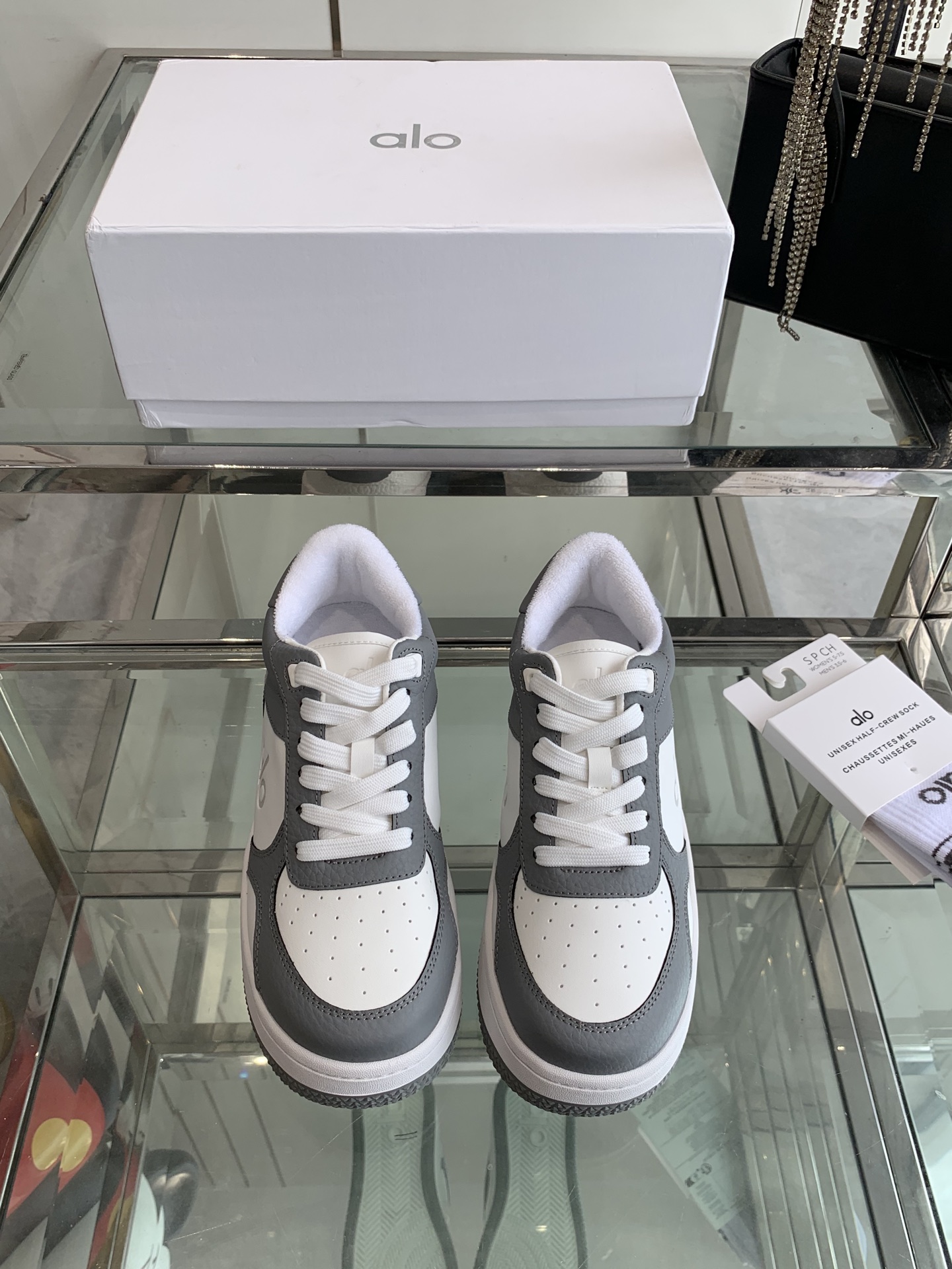 NO:240663,ALO niche trendy brand, the latest hot 25ss spring and summer, panda color matching, thick sole, white shoes, casual sports shoes, this alo understands girls better than Nike!  Super versatile!  And super comfortable!  It's a thick bottom but it's not heavy at all on the feet!  Very lightweight!  It looks better when putting on socks!  And it is recommended by celebrities. It is a model that increases your legs and makes your legs look thinner!  Super suitable for us small girls~ The overall shoe is also a classic color-blocking contrasting design with the delicate leather texture on the upper. The fabric is made of original imported cowhide, breathable towel velvet inside, heel height 4cm, original sole open mold-proof rubber material, size 35-40 (40 customized), casual shoes/sports shoes, sneakers, cowhide19860909ALO 小众潮牌 25ss春夏最新爆款 熊猫拼色 厚底 小白鞋 休闲 运动鞋 这款alo比耐克更懂女生！上脚超级百搭！而且超级舒适！是厚底款但是上脚一点都不沉重！非常轻便！套上袜套搭配更好看！而且还是明星同款推荐～上脚增高显腿细！超级适合我们小个子女生～ 鞋子整体也是经典的拼色撞色设计搭配鞋面细腻的真皮纹路肌理感 面料采用原版进口头层牛皮 内里透气毛巾绒里 跟高4cm 鞋底原版开模防滑橡胶材质 码数35-40（40订做）,休闲鞋/运动鞋,sneakers,cowhide,Women's Shoes