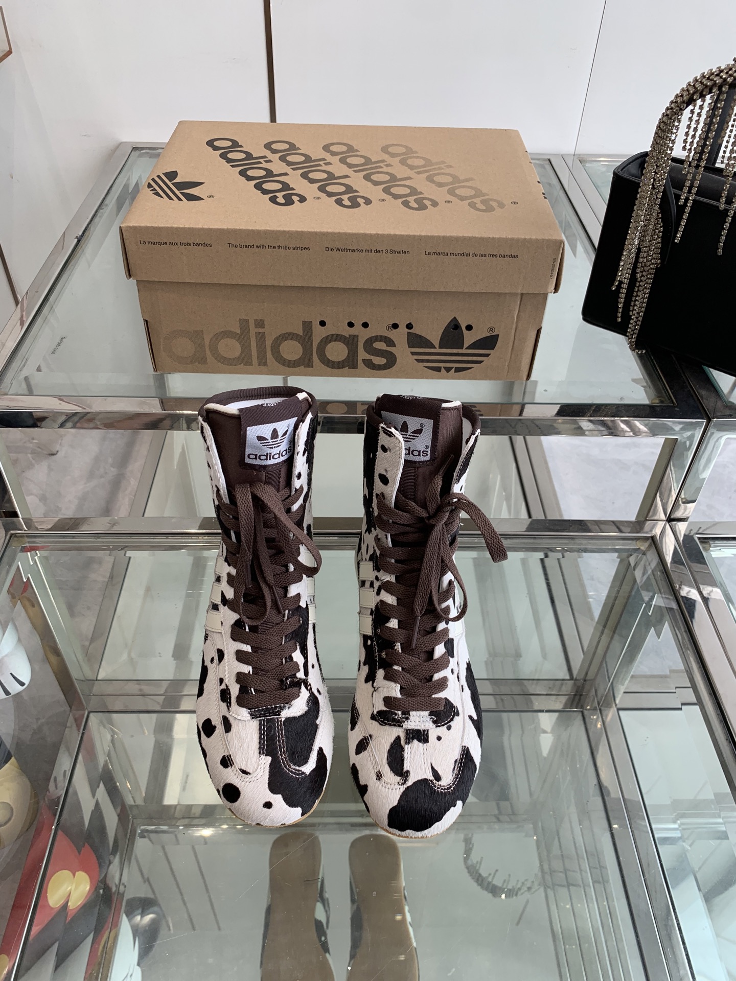 NO:240680,Adidas 25ss popular products recommended, mid-top, retro, racing shoes, boxing shoes, classic black and white blinded the eyes~ Jennie's same Clover racing shoes, my ma, Adid, you are so good at making it out!  !  These three-leaf clover classic black and white racing shoes and boots are simply so beautiful!  !  Pull the thin-soled shoes full of racing elements back to the public's sight [Like R] Retro and fashionable, street fashion is full of trend. This wave of Adidas is a bit topped. The upper uses original imported Niujing/Horse hair. Inner footbed breathable net. Original custom rubber outsole. Size 35-39 (customized for 40), boots, adidas, boots.19860909Adidas 阿迪达斯 25ss爆款推荐 中帮 复古 赛车鞋 拳击鞋 经典黑白蒙蔽了双眼～ Jennie同款三叶草赛车鞋我的ma耶,阿迪你太会出啦！！ 这双三叶草经典黑白赛车鞋靴简直太貌美了！！ 把充满赛车元素的薄底鞋重新拉回大众视野[赞R]复古时髦,街头潮流感拉满 这波Adidas有点顶哦 鞋面采用原版进口牛京/马毛 内里垫脚透气网 鞋底原版定制橡胶大底 码数35-39（40定做）,靴子,adidas,boots,Women's Shoes