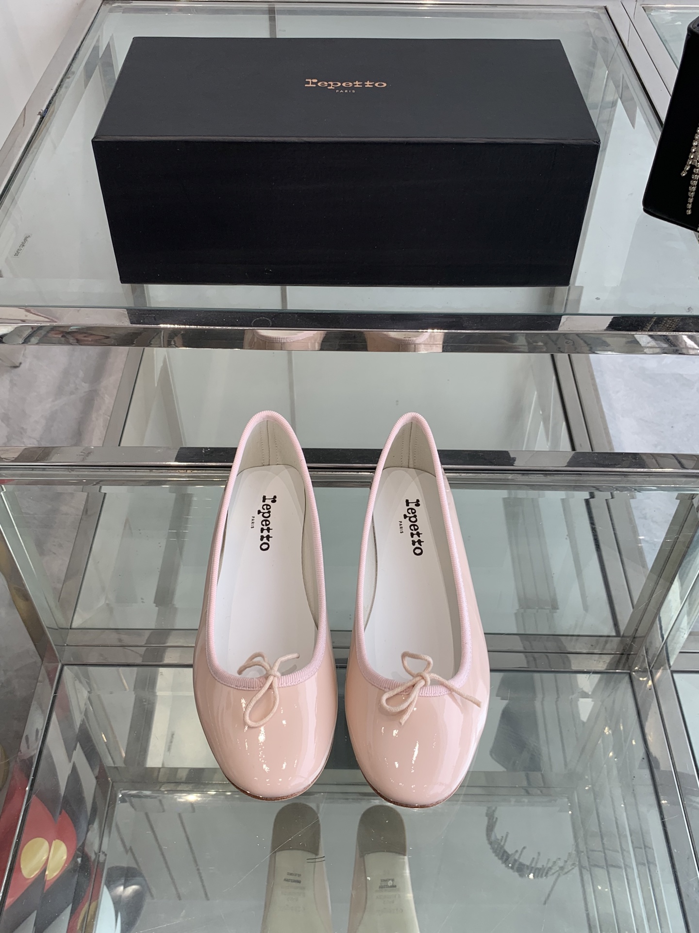 NO:240671,Repetto niche trendy brand, 25ss spring and summer new style, crescent shallow mouth, flat sole, ballet shoes, single shoes, as long as you like to wear ballet shoes, ballet shoes, treasures, you can completely close your eyes and try this pair. The shoe shape is so good that you don’t want to take off your feet. The foot feels comfortable and slim. Whatever you like is good!  Fairies, limited edition, upper is made of original imported patent leather, inner foot pad sheepskin, original leather outsole, size 35-39 (40 customized), single shoes, sheepskin, Leather soles19860909Repetto 小众潮牌 25ss春夏新款 月牙浅口 平底 芭蕾舞鞋 单鞋 只要平时喜欢穿芭蕾鞋 芭蕾鞋控的 宝子们 你们完全可以闭眼去冲这双 鞋型巨乖 上脚完全不想脱下来的赶脚 上脚脚感舒适显瘦 配啥啥好看哈！ 仙女们冲 限量款 鞋面采用原版进口漆皮 内里垫脚羊皮 鞋底原版真皮大底 码数35-39（40定做）,单鞋,sheepskin,Leather soles,Women's Shoes