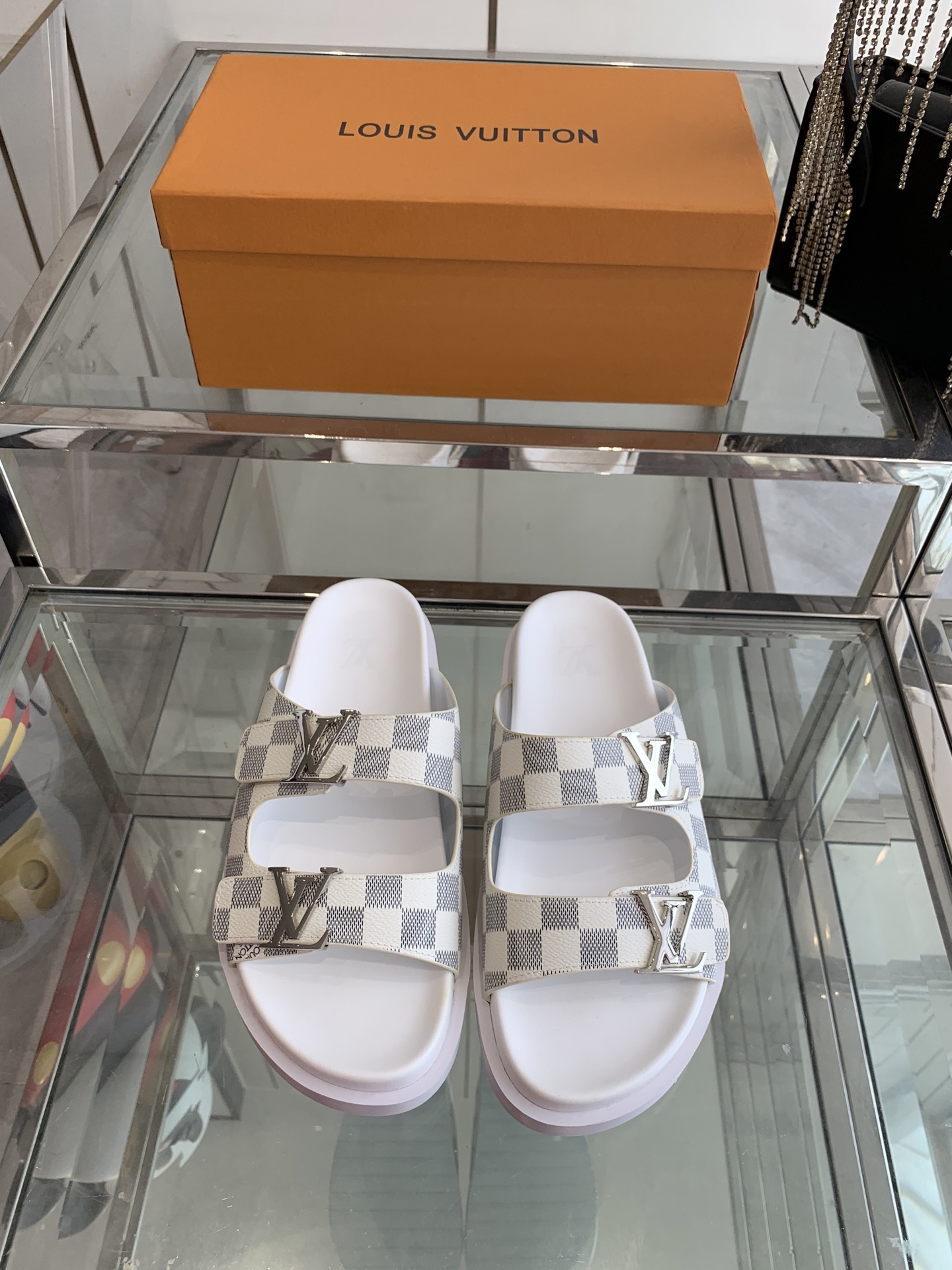NO:240673,LV Louis Vuitton 25ss Spring and Summer New Slippers The counter is the latest model, the hard goods are on the newest, the purchasing level is very high-end, the style is popular among domestic and foreign bloggers, retro and fashionable, the foot is beautiful and beautiful. The official website is the main model, spring and summer must-have, the upper, the original specific fabric inner, imported mixed-bred sheepskin, the original molded foamed sole, the size 35-45 (for women 40, customized for men 45), slippers, louis vuitton, louis vuitton, slippers, sheepskin19860909LV 路易威登 25ss春夏新品拖鞋 专柜主打最新款 硬货上新 代购级别 高级感十足 国内外博主刷爆的一款 复古又时髦 上脚美炸了 官网主推款 春夏必备 鞋面 原版特定面料内里 进口混种羊皮 原版开模发泡大底 码数35-45（女40 男45定做）,拖鞋,louis vuitton,louis vuitton,slippers,sheepskin,Women's Shoes