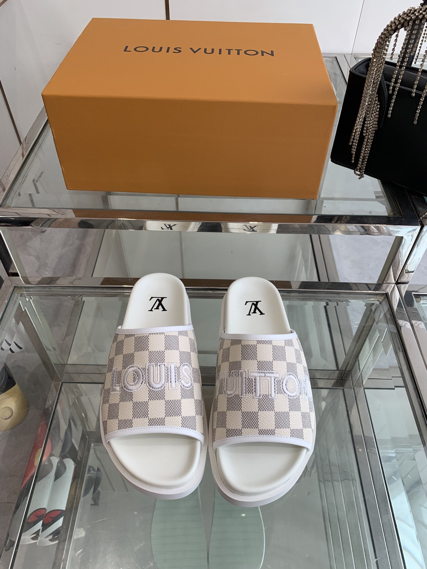 NO:240676,LV Louis Vuitton 25ss Spring and Summer New Slippers The counter is the latest model, the hard goods are on the newest, the purchasing level is very high-end, the style is popular among domestic and foreign bloggers, retro and fashionable, the foot is beautiful and beautiful. The official website is the main model, spring and summer must-have, the upper, the original specific fabric inner, imported mixed-bred sheepskin, the original molded foamed sole, the size 35-46 (for women, 40 41, men, 45 46 customized), slippers, louis vuitton, louis vuitton, slippers, sheepskin19860909LV 路易威登 25ss春夏新品拖鞋 专柜主打最新款 硬货上新 代购级别 高级感十足 国内外博主刷爆的一款 复古又时髦 上脚美炸了 官网主推款 春夏必备 鞋面 原版特定面料内里 进口混种羊皮 原版开模发泡大底 码数35-46（女40 41 男45 46订做）,拖鞋,louis vuitton,louis vuitton,slippers,sheepskin,Women's Shoes