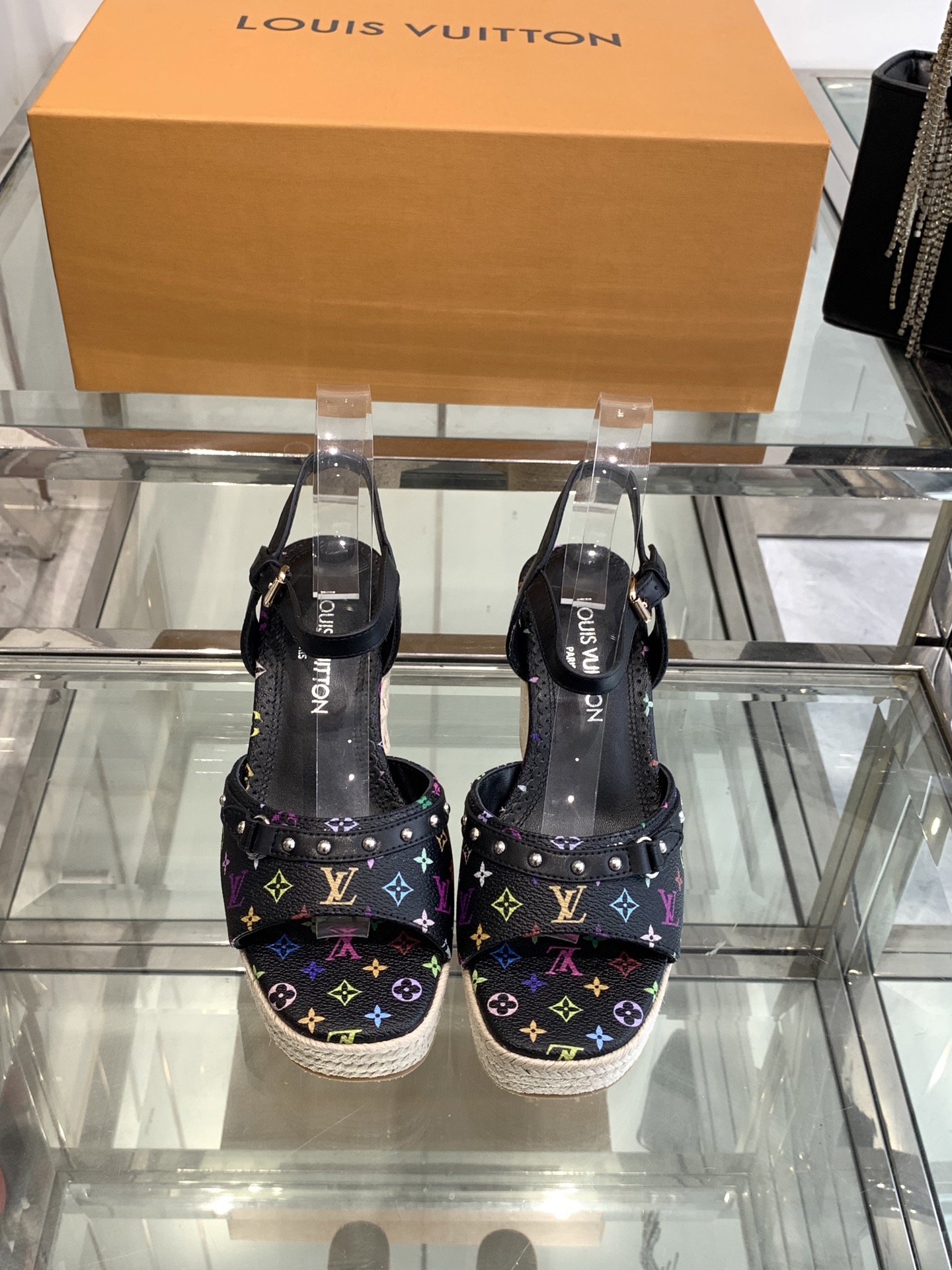 NO:240669,LV new arrival~LV spring and summer thick sole hemp rope high-rise platform sandals. The brown leather with tannin color is too outstanding. Sexy and comfortable. It is full of the full marks that beautiful summer shoes can give. Emotional value. The sandals are also very well-behaved and beautiful!  Sheepskin inner lining, thick-soled water platform 8.5 cm, size 35-41 (40 41 custom made), sandals, louis vuitton, sandals, sheepskin19860909LV 新品 new arrival～LV春夏厚底麻绳增高水台凉鞋 单宁色搭配的棕色皮质 也太出彩了 性感舒适 拉满了夏日美鞋能给的满分 情绪价值 凉鞋的造型也很乖巧好看呀！ 羊皮内里 增高厚底水台8.5公分 码数35-41（40 41定做）,凉鞋,louis vuitton,sandals,sheepskin,Women's Shoes