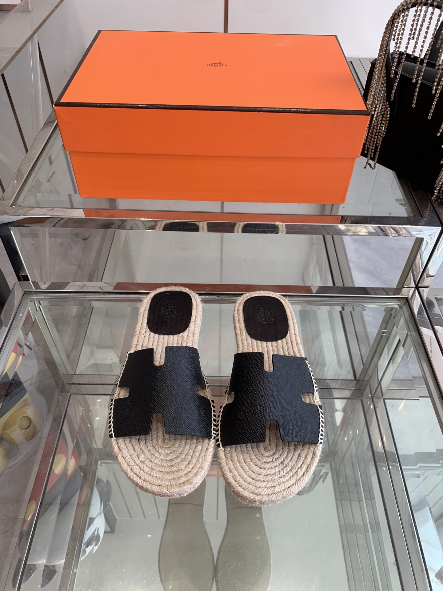 NO:240655,Hermes 25ss new men's sandals who like second uncle's slippers must not miss this straw slipper. It is easy to wear and versatile and classic. Imported cowhide leather with water dyed beef. Outsole imported original hemp rope midsole Italian leather outsole size 39-47 (custom made in 46.47), slippers, hermes, hermes, slippers, espadrilles, cowhide, Leather soles19860909Hermes爱马仕 25ss新款男款凉拖喜欢二舅姥爷拖鞋的一定不能错过这款草编拖鞋 好穿百搭又经典 面料进口牛皮配搭水染牛里 大底进口原版麻绳中底 意大利真皮大底 码数39一47（46.47订做）,拖鞋,hermes,hermes,slippers,espadrilles,cowhide,Leather soles,Women's Shoes