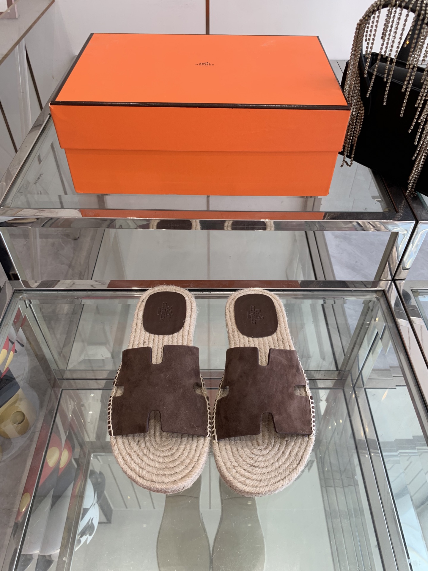 NO:240657,Hermes 25ss new men's sandals who like second uncle's slippers must not miss this straw woven slippers. It is easy to wear and versatile and classic. Imported cowhide leather with water dyed beef. Outsole imported original hemp rope midsole Italian leather outsole. Size 39-47 (custom made in 46.47), slippers, hermes, hermes, slippers, espadrilles, cowhide, Leather soles19860909Hermes 爱马仕 25ss新款男款凉拖喜欢二舅姥爷拖鞋的一定不能错过这款草编拖鞋 好穿百搭又经典 面料进口牛皮配搭水染牛里 大底进口原版麻绳中底 意大利真皮大底 码数39一47（46.47订做）,拖鞋,hermes,hermes,slippers,espadrilles,cowhide,Leather soles,Women's Shoes