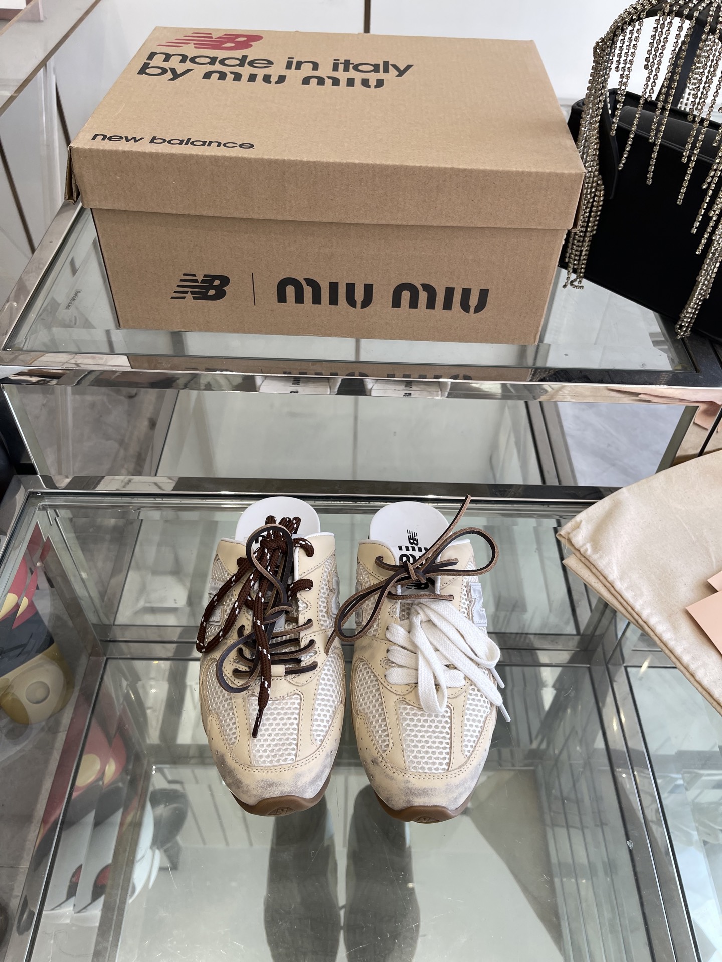 NO:240641,Miu Miu New Balance530 joint model 25ss spring and summer new sneakers are super popular No matter how you wear them, please don't miss this pair of 530 series sneakers. Very easy to match. Very fashionable. A must-have item for fashionable essence. The original one-to-one replica is restored to more than 30 parts. It uses computer scanning to make and scan assembly, from needlework to cow reverse fur and cow fur, perfectly replicate the inner and outer structure. The superposition and layered wiring method is extremely complex. Fabric. Imported cow reverse fur. Inner sheepskin plus mesh cloth. The original exclusive one-to-one pair color TPU anti-slip sole. Shoelace specific two-color shoelaces plus leather cutters. Size 35-40 (40 custom made without return or exchange), casual shoes/sports shoes, miumiu, sneakers, sheepskin19860909Miu Miu New Balance530联名款25ss春夏新款运动鞋 超级大热门 无论你如何穿搭请都不要放过这一双530系列的运动鞋 非常好搭配 洋气到不行 时髦精必备单品 原版一比一复刻还原30多片零部件 采用电脑扫描制作扫描组装,从针线到牛反绒反毛皮粗绒质地,完美复刻内外结构 叠加分层走线做法 极其复杂 面料 进口牛反毛 内里羊皮加网布 原版独家一比一对色TPU防滑大底 鞋带特定双色鞋带加真皮裁条 码数35-40（40订做不退换）,休闲鞋/运动鞋,miumiu,sneakers,sheepskin,Women's Shoes