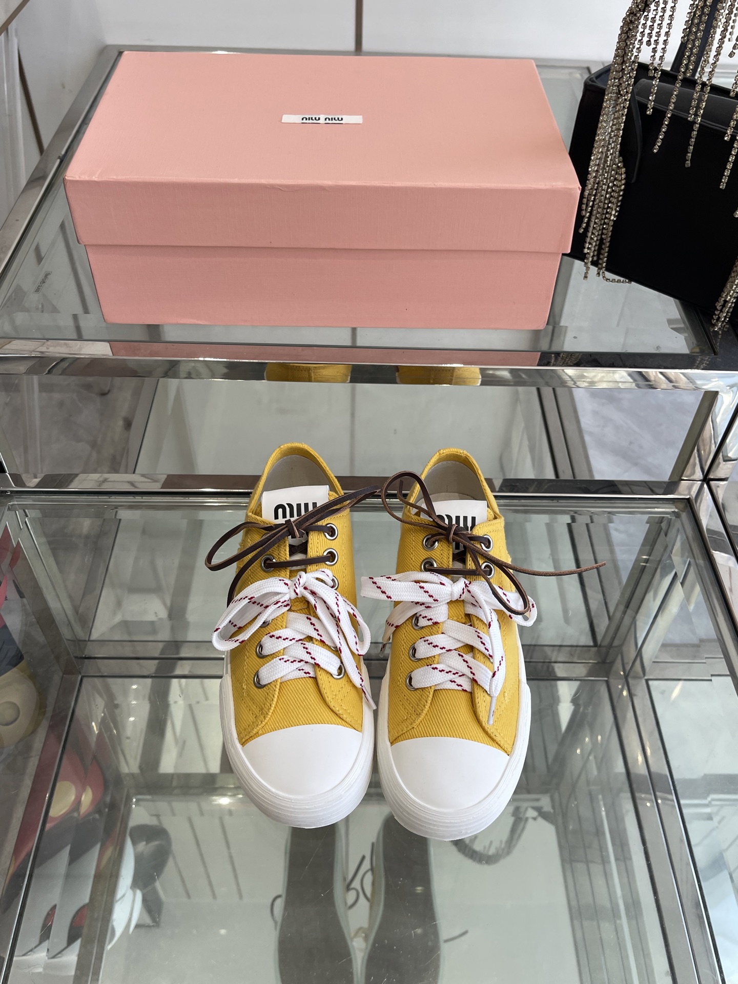 NO:240645,MiuMiu's latest American retro style, pair of shoelaces, a must-have cloth shoes~ Simple and high-end, it is very comfortable to match with your feet, and it is a must-have for the year!  The latest spring and summer catwalk cloth shoes are a series of small red book grass plantings that domestic and foreign bloggers have browsed. The retro and fashionable footwear is beautiful and has a simple sports shoe design. The recognizable shoe tongue creates a Buddhist sweet casual style~~ The footwear is full of aura and casually matched with original custom canvas materials, logo electric embroidery craft material, original mold opening sole size 35-40 (customized), casual shoes/sports shoes, miumiu, sneakers19860909MiuMiu缪缪最新款美式复古风 双鞋带 布鞋不得不入的一款～简约高级 随意搭配上脚非常舒适 年度必入！春夏最新走秀款布鞋国内外博主刷爆的一款小红书种草系列 复古又时髦上脚美炸了简约的运动板鞋设计 极具辨识度的鞋舌 打造佛系甜美的休闲风~~上脚气场十足随意搭配原版定制帆布材料 logo电绣工艺材质,原版开模大底 码数35-40(订做）,休闲鞋/运动鞋,miumiu,sneakers,Women's Shoes