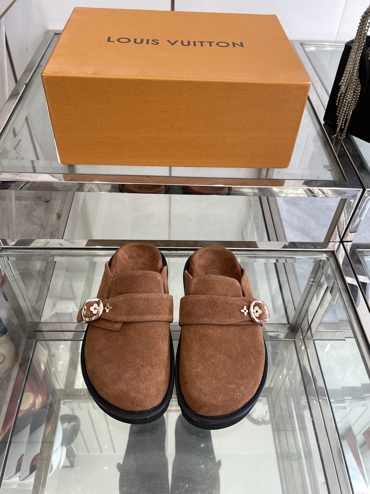 NO:240650,Louis Vuitton Water table slippers Half bag drag L home 25ss new Birken fleece slippers New product Classic monogram outsole foam material Thickened sole table comfort full score full score inner sheepskin size 35-45 (four 40, men 45 customized), semi-drag, louis vuitton, louis vuitton, louis vuitton, slippers, sheepskin19860909Louis Vuitton 路易威登 水台拖鞋 半包拖 L家25ss新款勃肯毛拖鞋 新品 经典monogram 大底发泡材质 加厚底台舒适度满分增高效果满分 内里羊皮 码数35-45（女40 男45定做）,半拖,louis vuitton,louis vuitton,louis vuitton,slippers,sheepskin,Women's Shoes