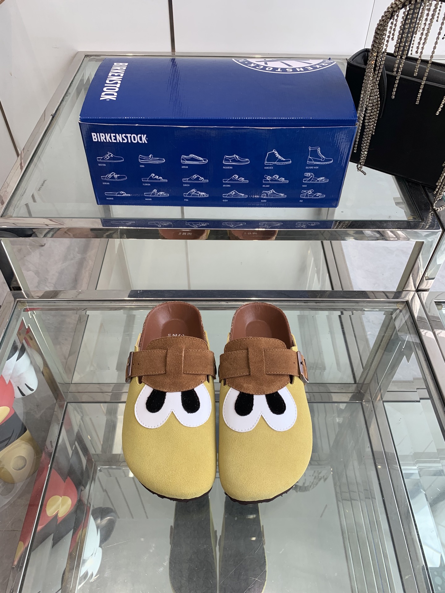 NO:240654,Birkenstock 25ss early spring new style Birkenstock slippers I was tempted as soon as the two brands came out to jointly launch. I found a long time to buy the goods. It’s really hard to find any shoes. It’s really super good-looking. Sisters make it for me. Original imported fabrics, inner footbed, Niujing, large sole original IP foamed sole, size 35-39 (40 custom made), semi-torch, birdenstock, slippers19860909Birkenstock 博肯 25ss早春新款 勃肯 拖鞋 这两个品牌刚出联名我就心动了 代购找很久才买到货,真的一鞋难求,真的超级好看,姐妹们给我冲 面料原版进口牛京 内里垫脚牛京 大底原版IP发泡大底 码数35-39（40定做）,半拖,birkenstock,slippers,Women's Shoes