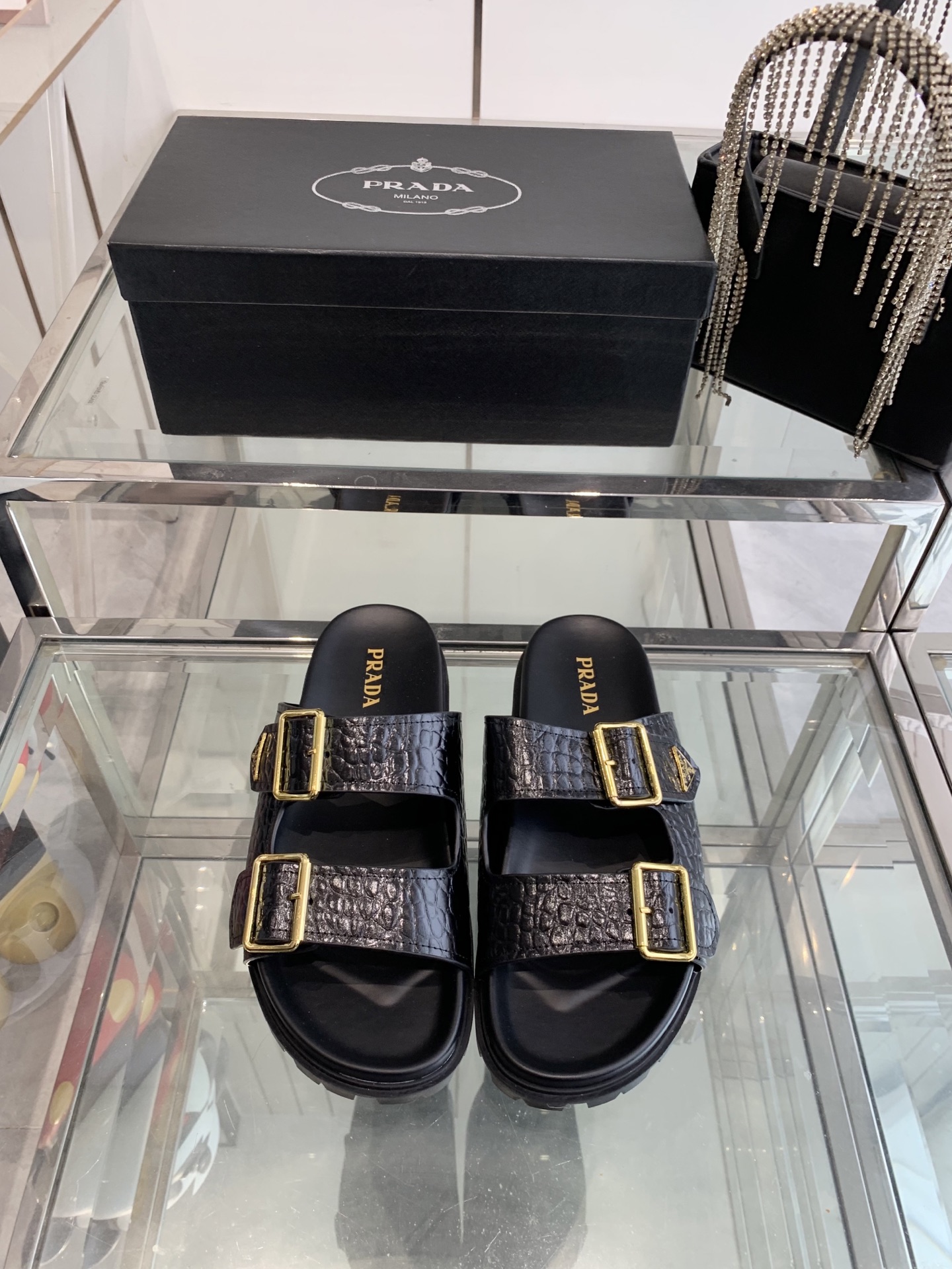 NO:240658,Prada 25ss Spring and Summer New Men's Sandals Purchase Level Full of Premium A style that domestic and foreign bloggers are popular with retro and fashionable Official website main model Spring and summer essentials Complete pair of shoes Purchasing Zp development and creation All customized materials Original mold opening sole Size 39-45 (45 customized), slippers, prada, prada, slippers19860909Prada 普拉达 25ss春夏新品男款 凉拖 代购级别 高级感十足 国内外博主刷爆的一款 复古又时髦 官网主推款 春夏必备 整双鞋子采购Zp开发打造 全部定制材料 原版开模大底  码数男39-45（45订做）,拖鞋,prada,prada,slippers,Women's Shoes