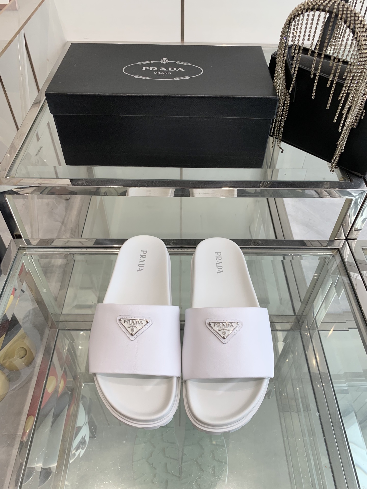 NO:240661,Prada 25ss Spring and Summer New Men's Sandals Purchase Level Full of Premium A popular model by domestic and foreign bloggers Retro and fashionable Official website main model Spring and summer essentials Complete pair of shoes Purchasing Zp development and creation All customized materials Original mold opening sole Size 39-45 (45 customized), slippers, prada, prada, slippers19860909Prada 普拉达25ss春夏新品男款 凉拖 代购级别 高级感十足 国内外博主刷爆的一款 复古又时髦 官网主推款 春夏必备 整双鞋子采购Zp开发打造 全部定制材料 原版开模大底  码数男39-45（45订做）,拖鞋,prada,prada,slippers,Women's Shoes