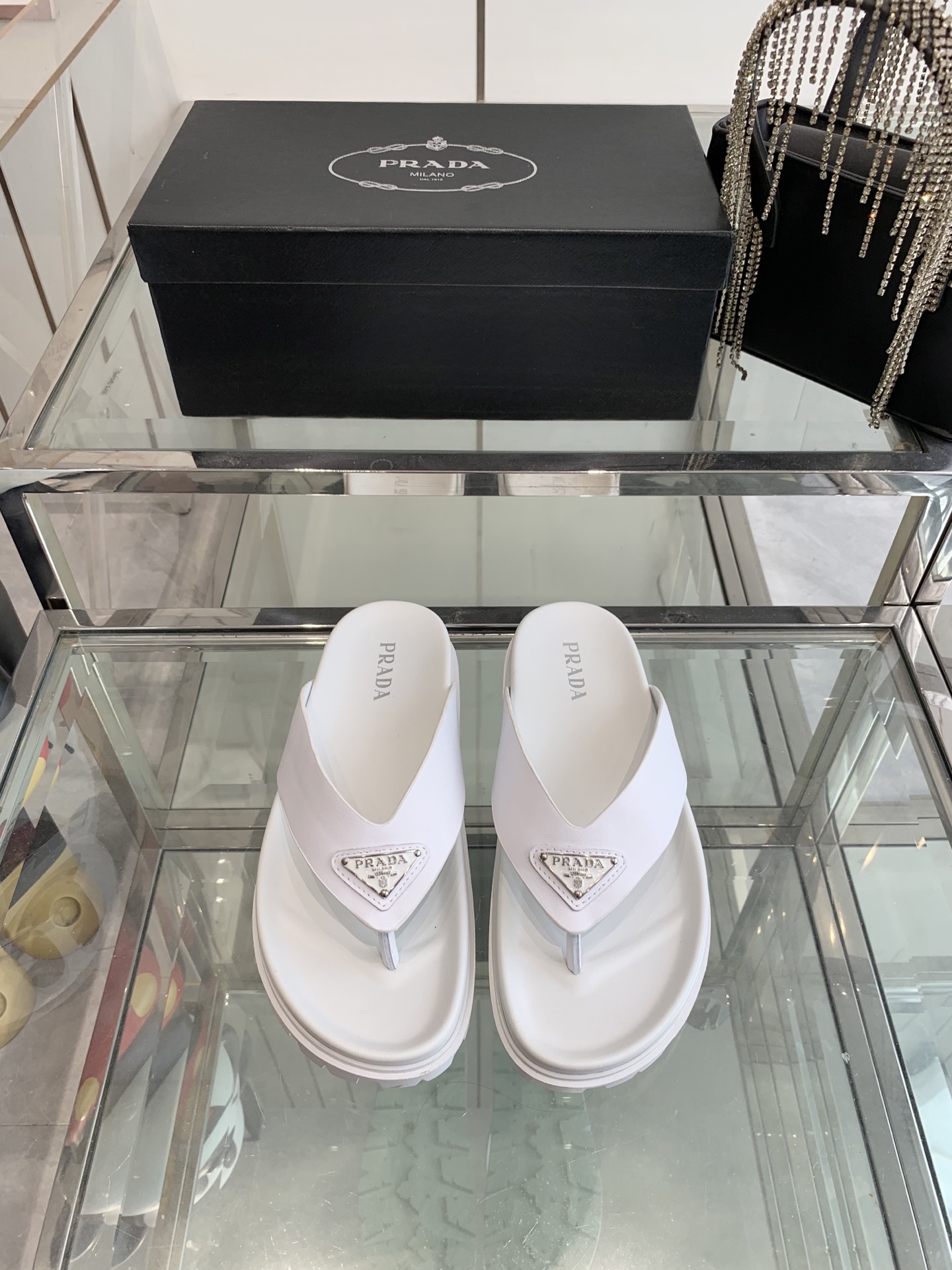 NO:240649,Prada 25ss Spring and Summer New Men's Sandals Purchase Level Full of Premium A popular model by domestic and foreign bloggers Retro and fashionable Official website main model Spring and summer essentials Complete pair of shoes Purchasing Zp development and creation All customized materials Original mold open sole Size 39-45 (45 customized), split-toe shoes, prada, prada19860909Prada 普拉达25ss春夏新品男款 凉拖 代购级别 高级感十足 国内外博主刷爆的一款 复古又时髦 官网主推款 春夏必备 整双鞋子采购Zp开发打造 全部定制材料 原版开模大底  码数男39-45（45订做）,分趾鞋,prada,prada,Women's Shoes