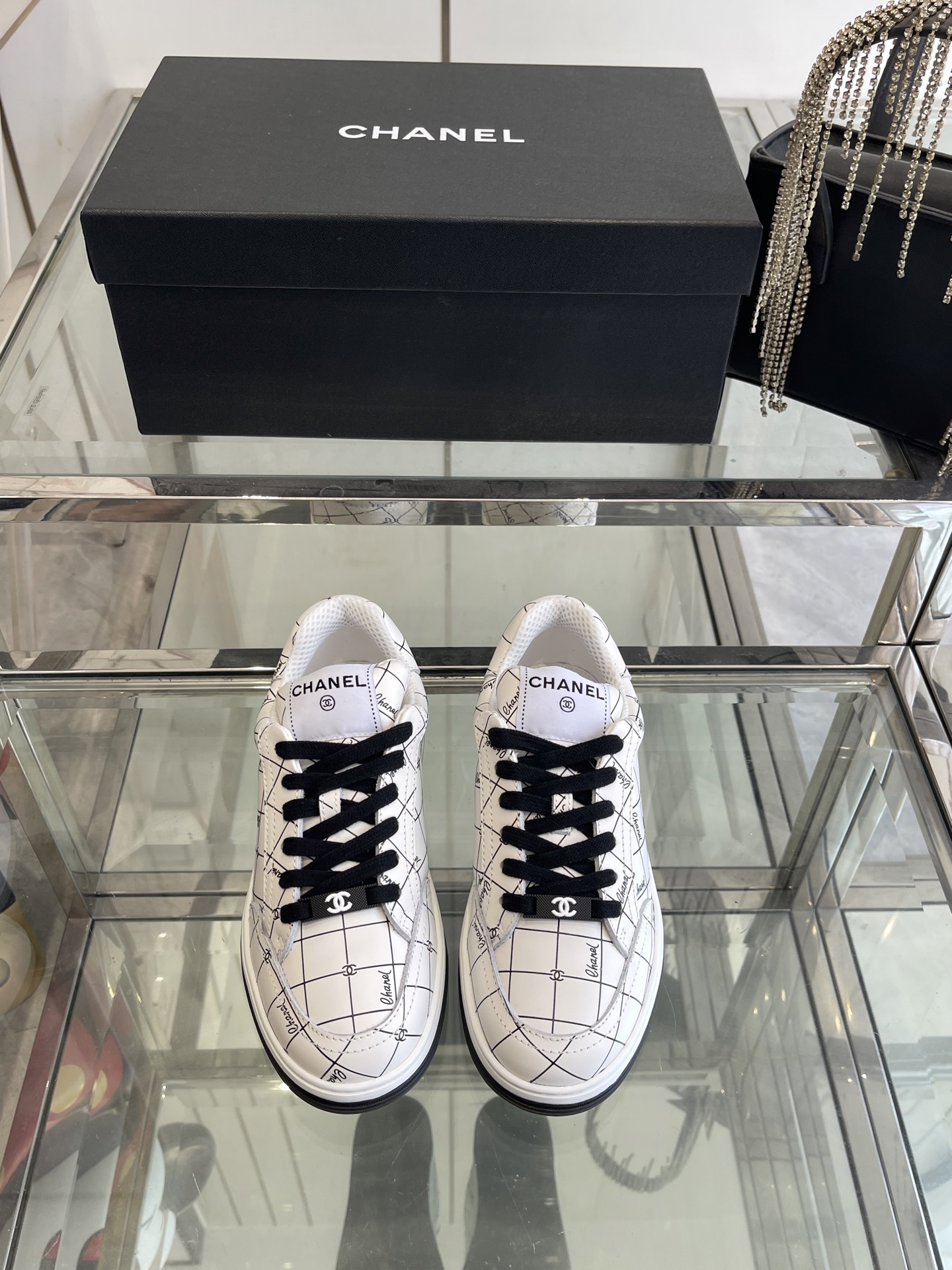 NO:240640,Chanel Chanel new chessboard casual sneakers board shoes, invincible color matching, beautiful, high-end and easy to wear, absolutely fairy style, very light, super soft inside, super comfortable, breathable design, high-end color matching, versatile, must-have for the year, full cowhide, glue, inner mesh, bottom sheepskin, original TPU outsole, size 35-40 (40 customized), casual shoes/sports shoes, chanel, chanel, sneakers, cowhide, sheepskin19860909Chanel 香奈儿 新款棋盘格休闲运动鞋 板鞋 配色无敌漂亮高级又好穿 绝对仙女款 非常轻便 内里也是超级软 超级舒服 鞋面透气设计 配色高级耐看 百搭 年度必备款 鞋面全牛皮 滴胶 内里网纱 垫底羊皮 原版TPU大底 码数35-40（40订做）,休闲鞋/运动鞋,chanel,chanel,sneakers,cowhide,sheepskin,Women's Shoes