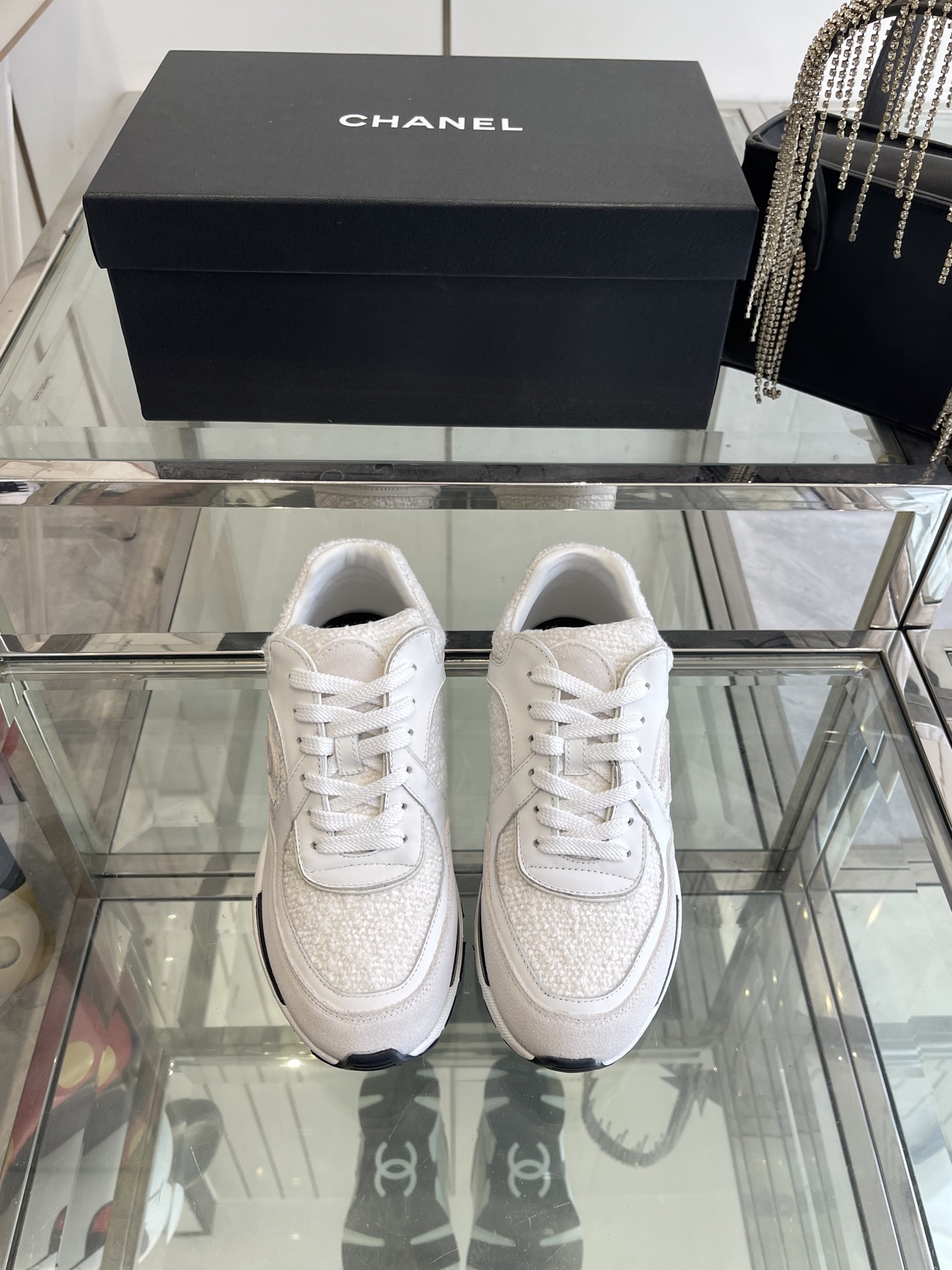 NO:240642,Chanel Chanel's latest 25C line comic canvas sneakers Original mold customization, ugly and cute, durable, easy to wear, absolutely fairy style, super comfortable, versatile, casual casual and sporty style, cool and natural, interpreting Chanel's fashionable feminine temperament, inner sheepskin, original custom mold-open foam bottom, size 35-42 (40.41.42 customization), casual shoes/sports, chanel, chanel, sneakers, sheepskin19860909Chanel 香奈儿最新25C线条漫画帆布运动鞋 原版模具定制 丑萌丑萌的 耐看 好穿 绝对仙女款 超级舒服 百搭 率性的休闲运动风 飒爽又自然 演绎香奈儿的时髦女性气质 内里羊皮 原版定制开模发泡底 码数35-42(40.41.42定做）,休闲鞋/运动鞋,chanel,chanel,sneakers,sheepskin,Women's Shoes