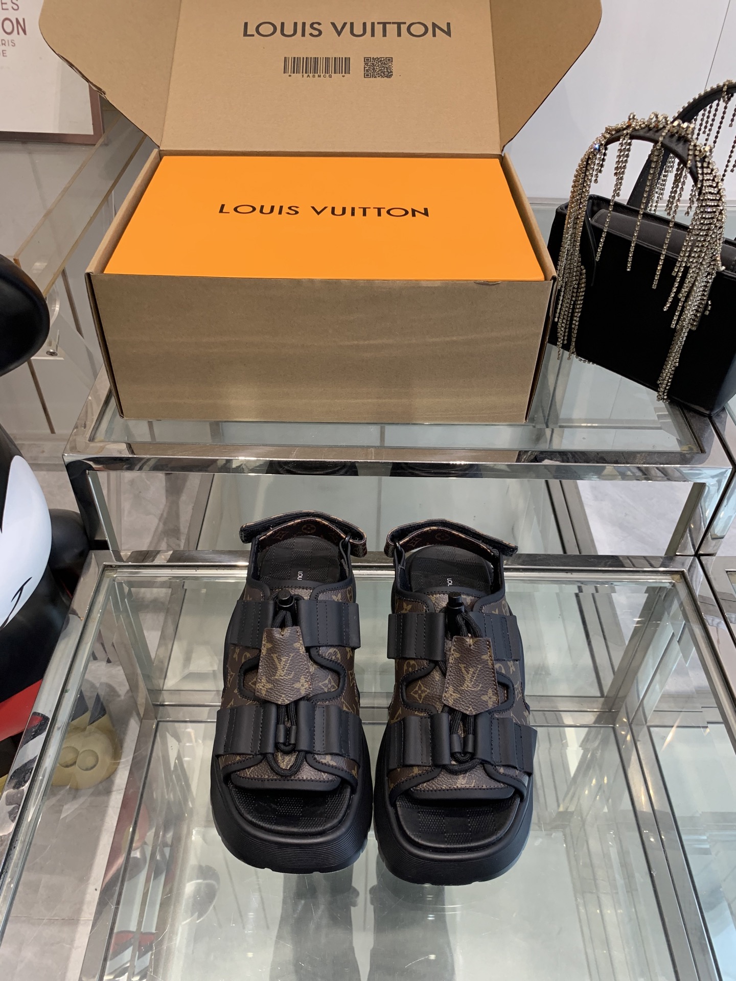 NO:240638,Louis Vuitton Louis Vuitton latest Chameleon sandals, pieced together canvas and suede cowhide leather avant-garde style debut 2025 Cruise Early Spring Fashion Show Leather Bullet Strap and Monogram Canvas Key Pack Elements Finishing Details Lined Insoles and Rubber Waterproof Platform Outsoles for Comfortable Wearing with Cowhide/fabric laces Adjustable Velcro Shoelace Rubber Outsole Size: 35-42 (40.41.42 Customized), Sandals, louis vuitton, louis vuitton, sandals, cowhide19860909Louis Vuitton路易威登最新款Chameleon 凉鞋 拼合帆布和绒面牛皮革以前卫风范初次亮相2025 Cruise 早春时装秀 皮革子弹带和Monogram 帆布钥匙包元素点睛细节 加衬鞋垫和橡胶防水台外底实现舒适穿着体验 采用牛皮革/织物鞋带可调节魔术贴鞋带橡胶外底码数:35-42(40.41.42定做),凉鞋,louis vuitton,louis vuitton,sandals,cowhide,Women's Shoes