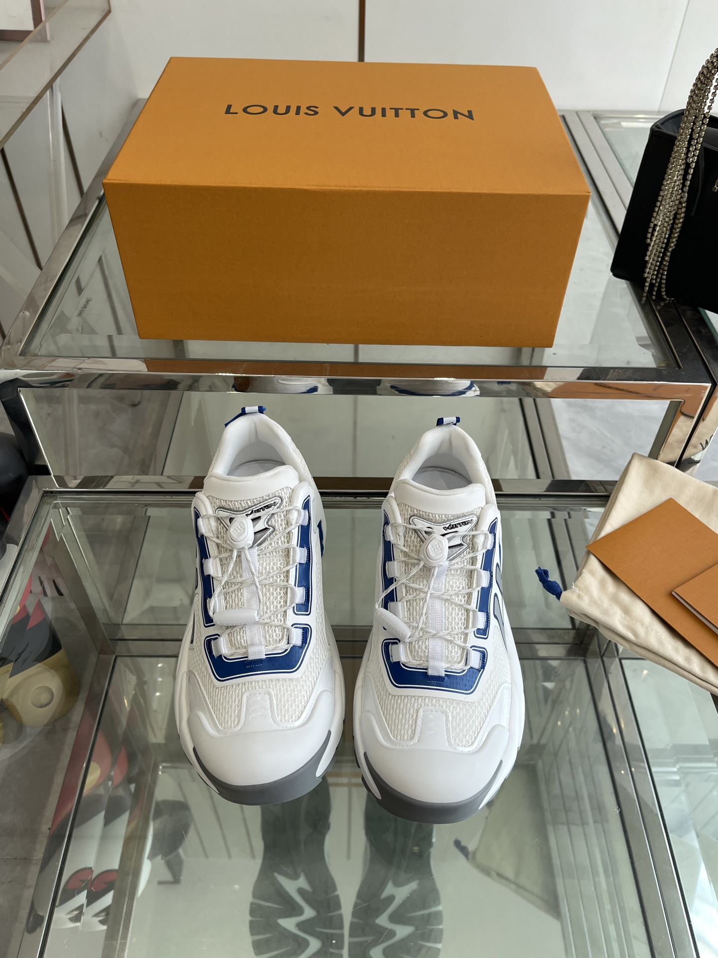 NO:240644,LV Louis Vuitton Ljia Donkey Runner Tatic series Thick sole Casual sports shoes Running shoes Original purchase and development Made this model LV Runner Tatic sports shoes combine mesh fabrics and straps to interpret the inspiration of traditional hiking shoes LV letters are written on one side, with a lasso embellishment with fast lace-up system Monogram Flowers and Louis Vuitton logos, light and wear-resistant rubber outsole perfect overall Fabric: original imported custom technology fabric   mesh surface Inner original customized breathable mesh Sole original open mold-proof rubber combination material Sole thickness 4CM size men's model 39-45, casual shoes/sports shoes, louis vuitton, louis vuitton, louis vuitton, louis vuitton, louis vuitton, louis vuitton, louis vuitton, louis vuitton, louis vuitton, louis vuitton, louis vuitton, louis vuitton, louis vuitton, louis vuitton, louis vuitton, louis vuitton, louis vuitton, louis vuitton, louis vuitton, louis vuitton, louis vuitton, louis vuitton, louis vuitton, louis vuitton, louis vuitton, louis vuitton, louis vuitton, louis vuitton, louis vuitton, louitton, louis vuitton, louitton, louis vuitton, louitton, louis vuitton, louitton, louis vuitton, louitton, louis vuitton, louitton, louitton, louitton, louitton, louitton, louitton, louitton, louitton,19860909LV路易威登 L家驴牌Runner Tatic系列 厚底 休闲 运动鞋 跑鞋 原版购入开发 做货 本款 LV Runner Tatic 运动鞋融合网格面料和饰带等科技材质,演绎传统登山鞋的灵感启发 LV 字母抒写于一侧,快速系带系统的套索扣点缀 Monogram 花卉和路易威登标识,轻盈耐磨的橡胶外底完善整体 面料:原版进口定制科技面料 网面 内里原版定制透气网里 鞋底原版开模防滑橡胶组合材质 底厚4CM 码数男款39-45,休闲鞋/运动鞋,louis vuitton,louis vuitton,louis vuitton,louis vuitton,sneakers,Women's Shoes