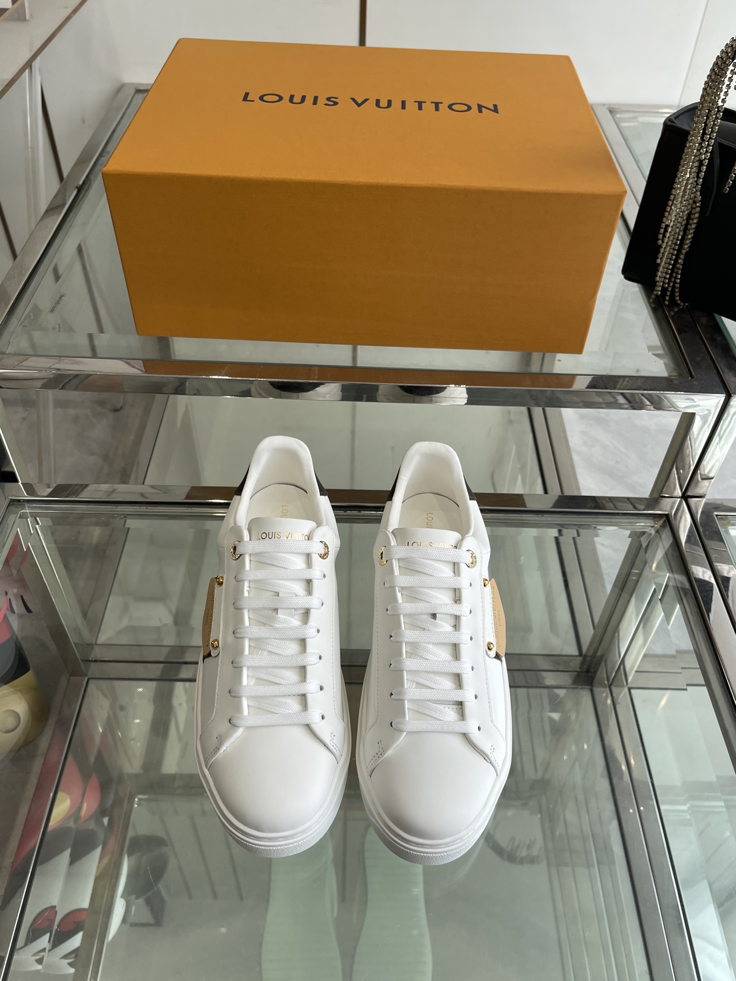 NO:240646,Louis Vuitton x Takashi Murakami Co-branded time out Sakura series Casual white shoes time out Sports shoes from x Takashi Murakami series Shows a lively sports style. Plain cowhide leather embellishes classic monogram elements Cherry blossom Print and bright trim behind the shoes injected with flexible brushstrokes Monogram flowers bloom on thick rubber outsole brand style Original imported top layer cowhide inner original custom soft sheepskin Original mold opening tpu non-slip sole Size 35-40 (40 customized), casual shoes/sports shoes, louis vuitton, louis vuitton, sneakers, cowhide, sheepskin19860909Louis Vuitton 路易威登 x 村上隆 联名款time out 樱花系列 休闲小白鞋  time out 运动鞋出自 x村上隆系列 展露生机盎然的运动风尚.素面牛皮革点缀经典monogram 元素 cherry blossom 印花与鞋后的明媚饰边注入灵动笔触 monogram花卉于加厚橡胶外底绽放品牌风华 面料原版进口头层牛皮 内里原版定制柔羊皮 原版开模tpu防滑大底 码数 35-40（40定做）,休闲鞋/运动鞋,louis vuitton,louis vuitton,sneakers,cowhide,sheepskin,Women's Shoes