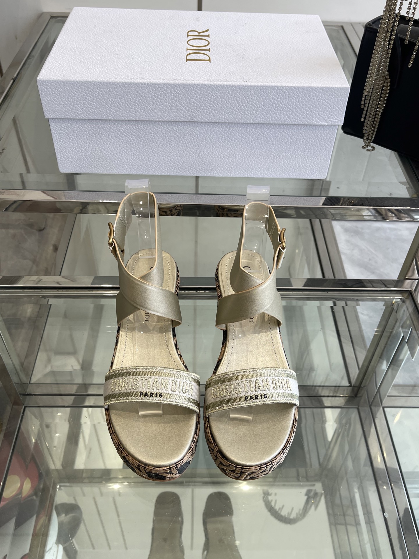 NO:241151,Dior Spring and Summer Show new 2025 wedge sandals Dior Spring and Summer Show new iviera Dway cross-belt high heels women's shoes Classic Dior letter logo three-dimensional embroidered open-toed sandals Celebrity same thick heel round toe thick sole shoes Block heel 7 cm water table 2.5 cm upper Cowhide (Dior letter hardware buckle) Inner cowhide foot pad Original open-model genuine leather sole (Original open-model electric embroidered wedge) Size 35-41 (40 41 custom made), high heels sandals, dior, dior, sandals, high heels, cowhide, Leather soles19860909Dior迪奥 春夏走秀新款2025 坡跟凉鞋 迪奥 Dior 春夏走秀新款 iviera Dway 交叉带高跟女鞋 经典迪奥字母logo立体刺绣露趾凉鞋 明星同款粗跟圆头厚底鞋 块状鞋跟7厘米水台2.5厘米鞋面 牛皮（开模Dior字母五金扣） 内里牛皮垫脚 原版开模真皮大底（原版开模电绣坡跟） 码数35-41（40 41定做）,高跟鞋凉鞋,dior,dior,sandals,high heels,cowhide,Leather soles,Women's Shoes