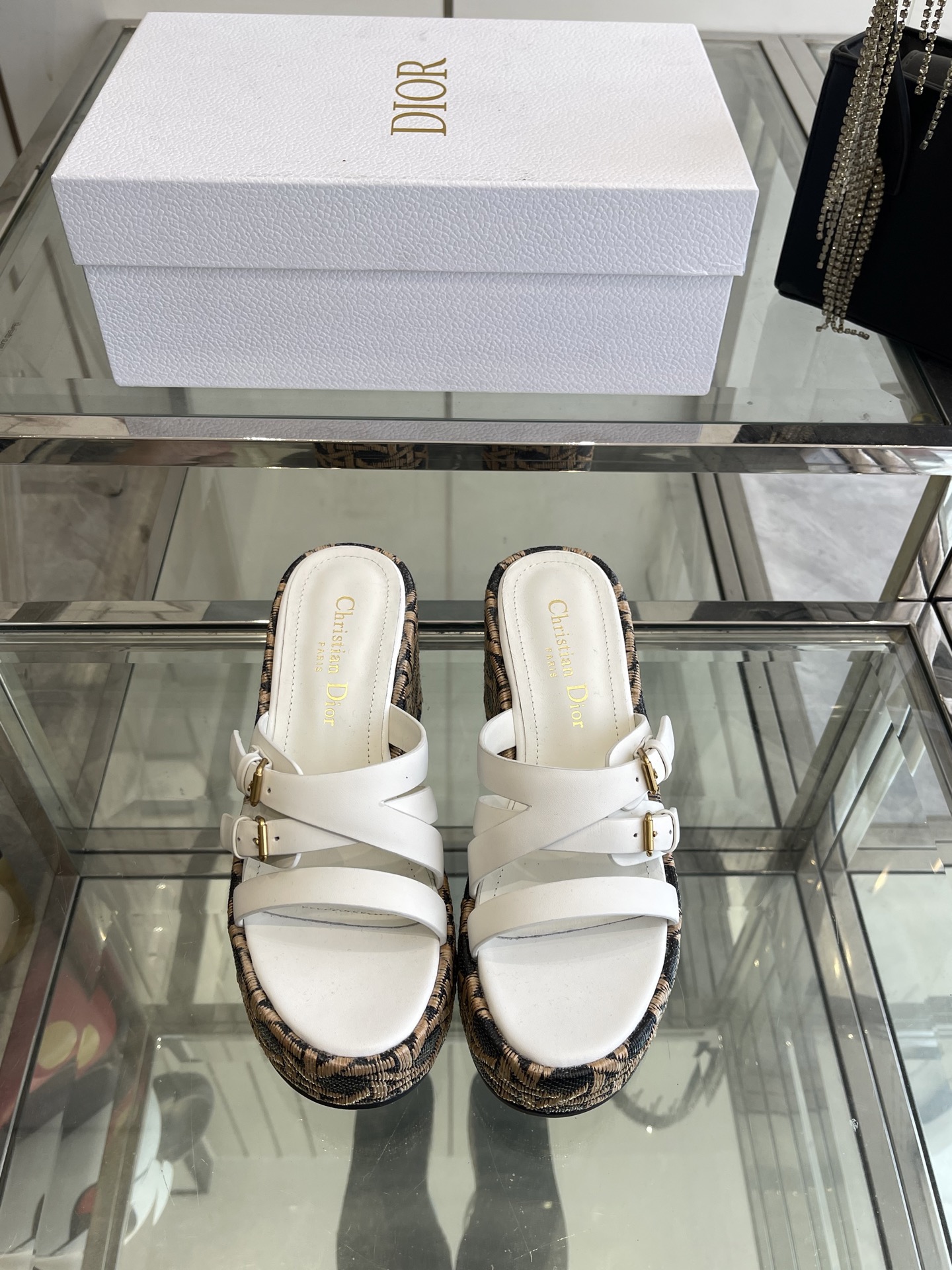 NO:241149,Dior 25ss Spring and Summer New D-Attitude Wedge Sandals Cross-buckle Waterproof Platform Slippers This Attitude Dior Wedge Sandals draws inspiration from the retro logo to highlight the modern style Cowhide leather upper with 9 cm wedge and 3 cm beige Graphic rattan plaid pattern embroidered thick sole The back is decorated with a gold-finished metal CD logo. It can be matched with various styles of this season to show elegance. Cowhide upper (Dior Dior letter hardware buckle) Inner cowhide Original open mold rubber outsole (original open mold electric embroidered wedge) Heel height 9cm waterproof platform 3cm Size 35-40 (40 41 custom made), high heels slippers, dior, high heels, slippers, cowhide19860909Dior 迪奥25ss春夏新款D-Attitude 坡跟凉拖鞋交叉扣带防水台拖鞋 这款 Attitude Dior坡跟凉拖 从复古标识汲取灵感 彰显现代风格 牛皮革鞋面 搭配9厘米坡跟和 3 厘米米色Graphic藤格纹图案刺绣厚底 后侧饰以金色饰面金属CD标志 可与本季各式造型搭配 彰显优雅风范 鞋面牛皮（开模Dior字母五金扣） 内里牛皮 原版开模橡胶大底（原版开模电绣坡跟） 跟高9cm 防水台3cm 码数35-40（40 41定做）,高跟鞋拖鞋,dior,dior,high heels,slippers,cowhide,Women's Shoes