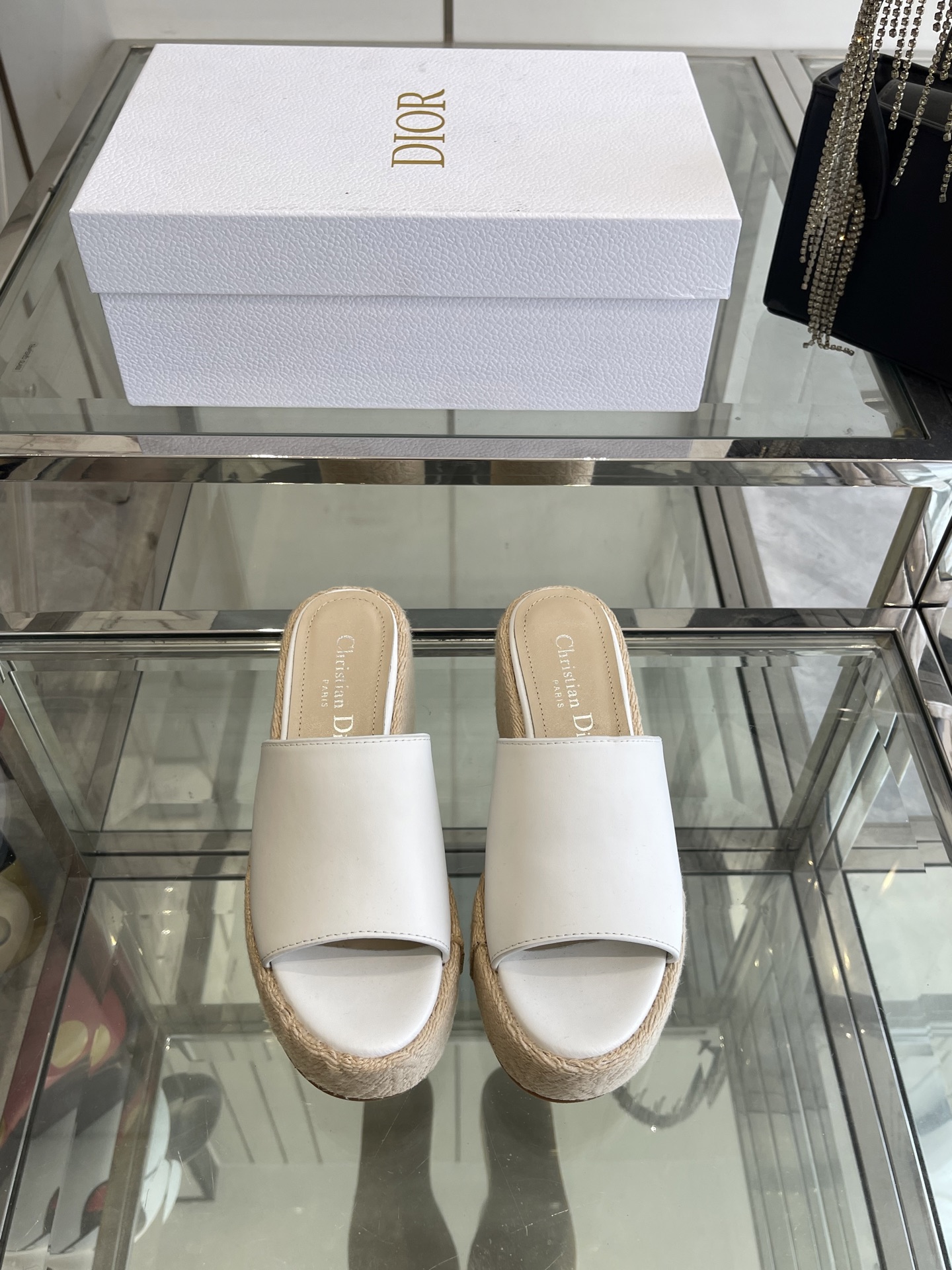 NO:265653,Dior 25ss Spring and Summer New D-Attitude Wedge Sandals Waterproof Platform Slippers This Attitude Dior wedge sandals draws inspiration from the retro logo to highlight the modern style Cowhide leather upper with 9 cm wedge and 3 cm beige Graphic rattan plaid pattern embroidered thick sole The back is decorated with a gold-finished metal CD logo. It can be matched with various styles of this season to show elegance. Upper cowhide inner cowhide original open mold rubber outsole (original open mold electric embroidered wedge) Heel height 9cm Waterproof platform 3cm Size 35-40 (40 41 custom made), slippers, dior, dior, slippers, cowhide19860909Dior 迪奥25ss春夏新款D-Attitude 坡跟凉拖鞋 防水台拖鞋 这款 Attitude Dior坡跟凉拖 从复古标识汲取灵感 彰显现代风格 牛皮革鞋面 搭配9厘米坡跟和 3 厘米米色Graphic藤格纹图案刺绣厚底 后侧饰以金色饰面金属CD标志 可与本季各式造型搭配 彰显优雅风范 鞋面牛皮 内里牛皮 原版开模橡胶大底（原版开模电绣坡跟） 跟高9cm 防水台3cm 码数35-40（40 41定做）,拖鞋,dior,dior,slippers,cowhide,Women's Shoes