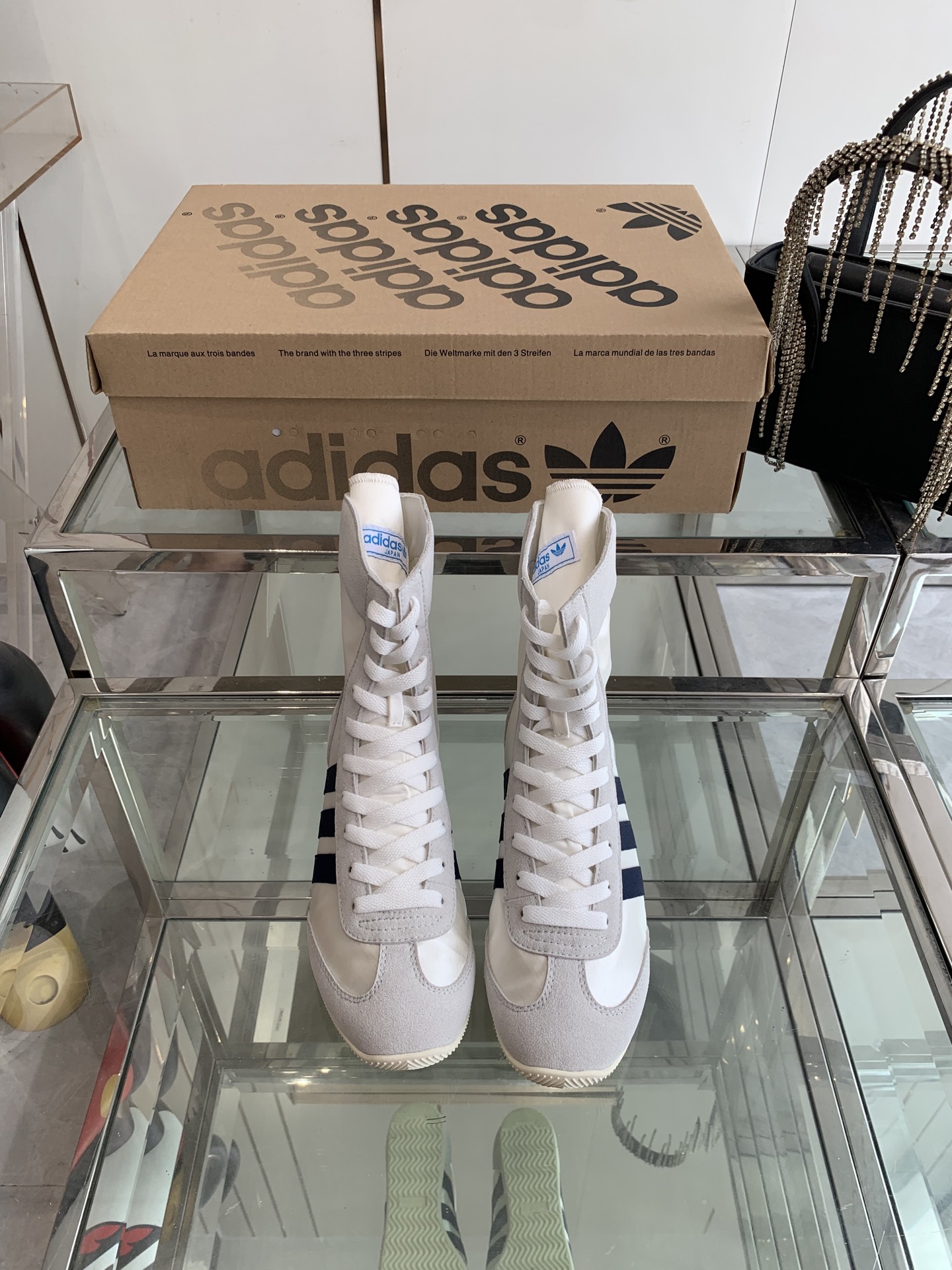 NO:265647,Adidas Jennie same style Taekwondo Clover retro casual sneakers Fashion and versatile. Many internet celebrity fashion bloggers have to say that this design is too colored. Basically, you don’t need to match a pair of shoes to become the focus. The classic three-bar paired with a retro small design is super durable. Material imported Niujing/original mold opening fabric. Matched with double-lined diamond pattern. Original private molding outsole. Size 35-40 (40 custom made without return or exchange), boots, adidas, boots, sneakers19860909Adidas阿迪达斯 Jennie同款 Taekwondo 三叶草复古休闲运动鞋  时尚百搭 超多网红时尚博主种草 不得不说这设计这颜色太出片了 基本不用任何搭配一双鞋就能成为的焦点 经典的三条杠搭配复古小设计超耐看 材质进口牛京/原版开模布料 搭配双走线菱格纹 原版私模大底 码数35-40（40订做不退换）,靴子,adidas,boots,sneakers,Women's Shoes