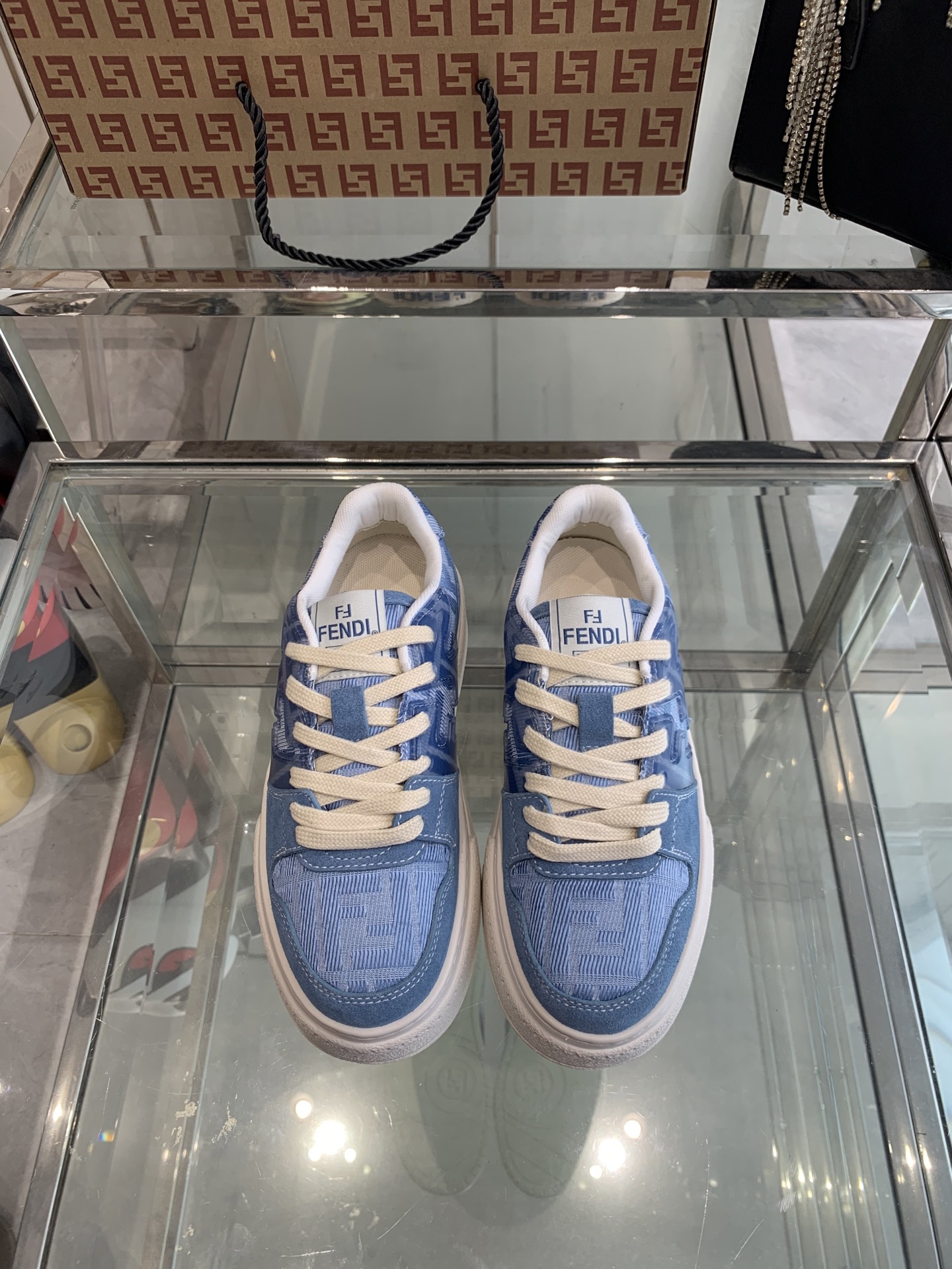 NO:265641,Fendi 2025 latest version Skateboard shoes Thick-soled casual sneakers Upgraded new models Couple models full leather splicing FF retro design Super good looking and versatile upper cowhide surface splicing combination The raised double F logo on the side is breathable and bridy, lightweight, comfortable and versatile Original TPu outsole Size women's 35-40 Men's 39-45, casual shoes/sports shoes, fendi, fendi, sneakers, cowhide19860909Fendi芬迪 2025最新版面 滑板鞋 厚底休闲运动鞋 升级新款 情侣款全皮面拼接 新鲜血液注入加FF复古的设计 超好看百搭 鞋面牛皮面拼接组合 侧面凸起的双F logo内里采用透气布里 轻便 舒适百搭 原版TPu大底 码数女款35-40 男款39-45,休闲鞋/运动鞋,fendi,fendi,sneakers,cowhide,Women's Shoes