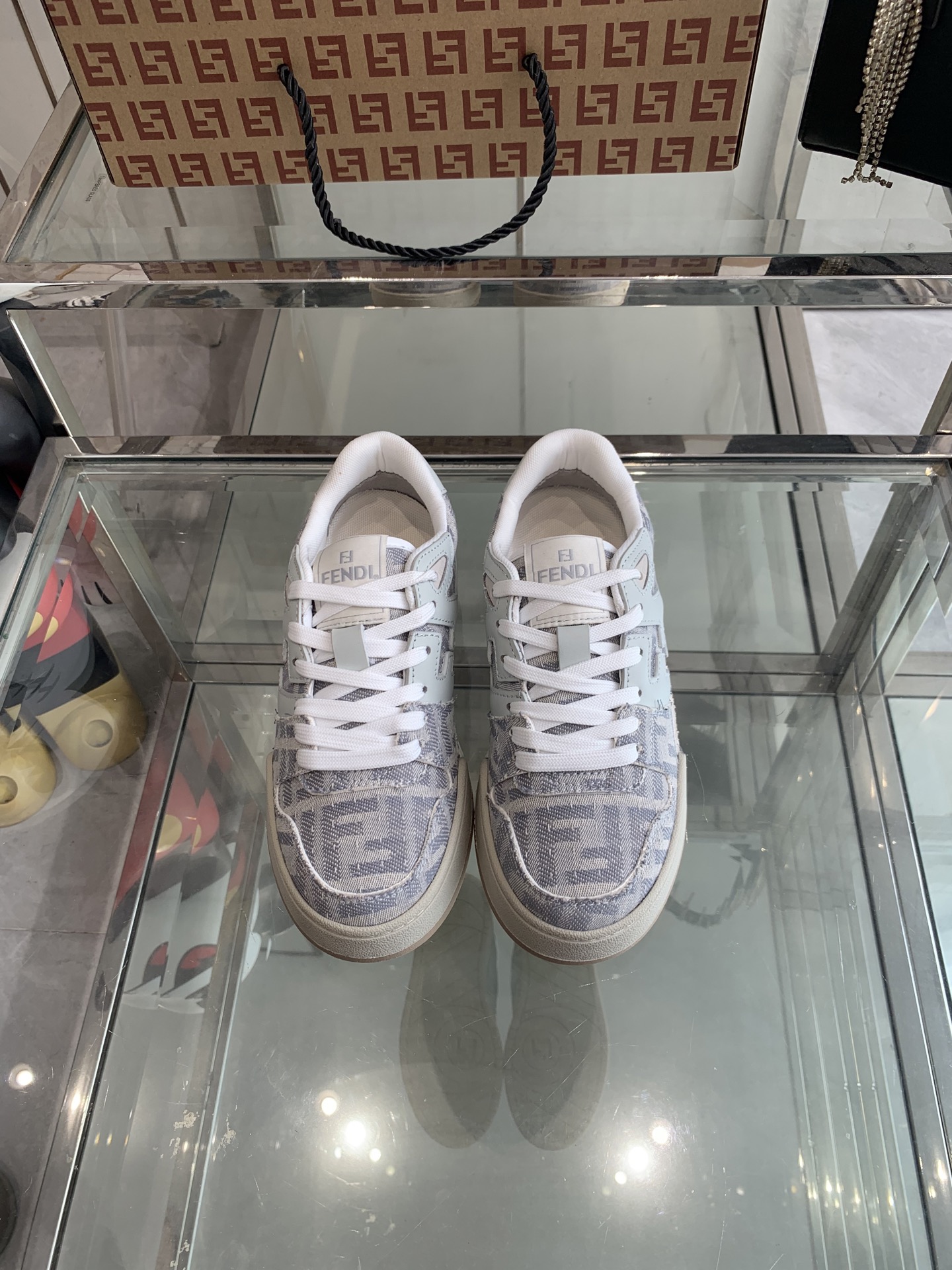 NO:265643,Fendi 2025 latest version Skateboard shoes Casual sneakers Upgraded new models Couple models Full leather splicing FF retro design Injected with FF, super beautiful and versatile, cowhide upper cowhide, bulging double F logo with breathable brie, lightweight, comfortable and versatile, original TPu outsole, size women's model 35-40, men's model 39-45, casual shoes/sports shoes, fendi, fendi, sneakers, cowhide19860909Fendi芬迪 2025最新版面 滑板鞋 休闲运动鞋 升级新款 情侣款全皮面拼接 新鲜血液注入加FF复古的设计 超好看百搭 鞋面牛皮面拼接组合 侧面凸起的双F logo内里采用透气布里 轻便 舒适百搭 原版TPu大底 码数女款35-40 男款39-45,休闲鞋/运动鞋,fendi,fendi,sneakers,cowhide,Women's Shoes