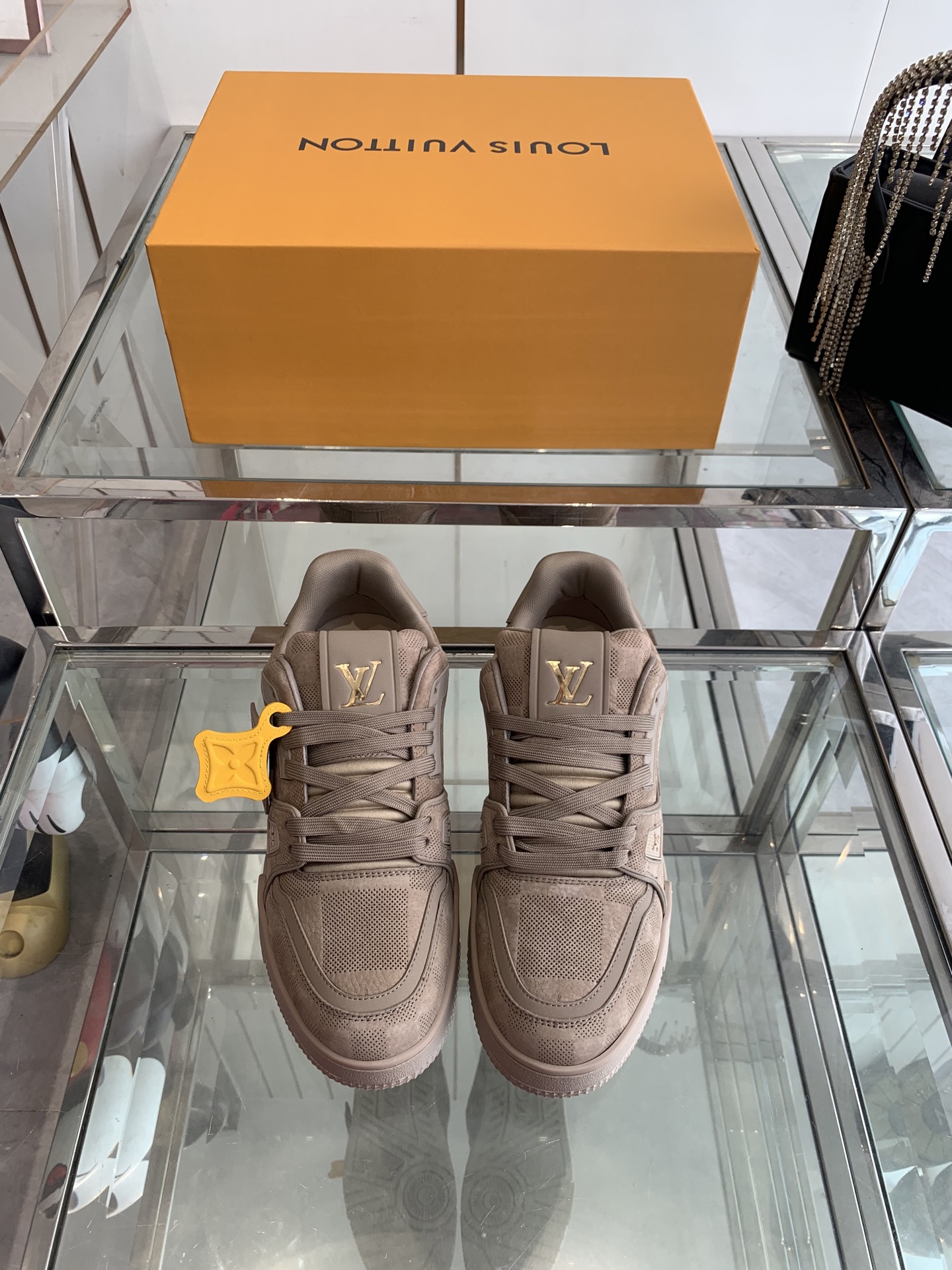 NO:265645,New layout LV TARINE LV Vuitton L home sneakers skateboard shoes Couple style Original purchase and development Made this LV Trainer sneakers are made of cowhide leather to create complex uppers, which require hours of ingenious sewing to complete. The classic configuration is from Virgil Abloh, showing the inspiration of retro basketball shoes Fabric: Original custom-made top layer cowhide Inner: Original custom breathable net Outsole: Original open-mode two-color TPU combination sole Size 35-44, casual shoes/sports shoes, louis vuitton, louis vuitton, louis vuitton, louis vuitton, louis vuitton, sneakers, cowhide19860909全新版面 LV TARINE路易威登L家运动鞋 滑板鞋 情侣款 原版购入开发 做货 本款LV Trainer 运动鞋选用牛皮革塑造繁复鞋面,需要数小时的匠心缝制方可完成.经典构型出自 Virgil Abloh 之手,展现复古篮球鞋的灵感启发 面料: 原版定制头层牛皮 内里: 原版定制透气网里 大底: 原版开模双色TPU组合大底 码数35-44,休闲鞋/运动鞋,louis vuitton,louis vuitton,louis vuitton,sneakers,cowhide,Women's Shoes