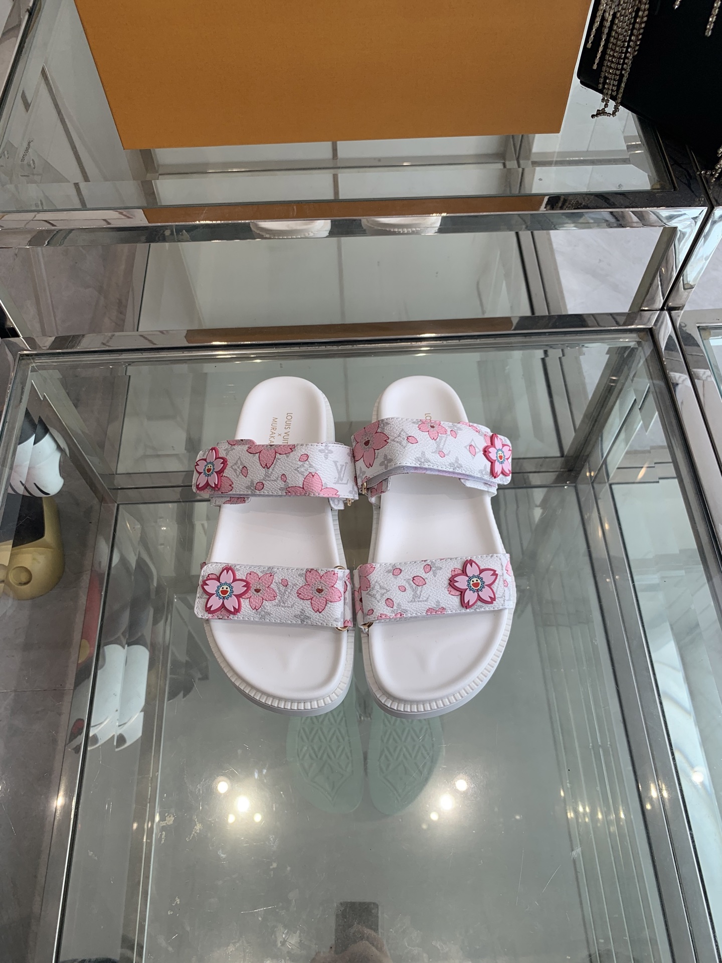 NO:265652,Louis Vuitton Murakami Takashi jointly made the new spring and summer sandals This sandal is made of cowhide leather, allowing wide shoelaces to shuttle between the leather tongue, and then injected into the brand's background with the Murakami Takashi sunflower logo. The rubber outsole inherits the color of the upper. The light leather thick sole is perfect and elegant. The upper cowhide is customized imported jacquard fabric/original presbyterian leather. Water-dyed sheepskin inner three-layer combination sole. Size 35-40 (customized for 40), slippers, louis vuitton, louis vuitton, sandals, slippers, cowhide, sheepskin19860909Louis Vuitton 路易威登村上隆联名款 春夏新品凉拖 本款凉鞋选用牛皮革 令宽幅鞋带穿梭于皮革鞋舌之间 再以村上隆太阳花标识注入品牌底蕴 橡胶外底承袭鞋面色调 轻盈皮革厚底完善雅致风范 鞋面牛皮 定制进口提花布料/原版老花皮料 水染羊皮内里三层组合大底 码数35-40（40定做）,拖鞋,louis vuitton,louis vuitton,sandals,slippers,cowhide,sheepskin,Women's Shoes